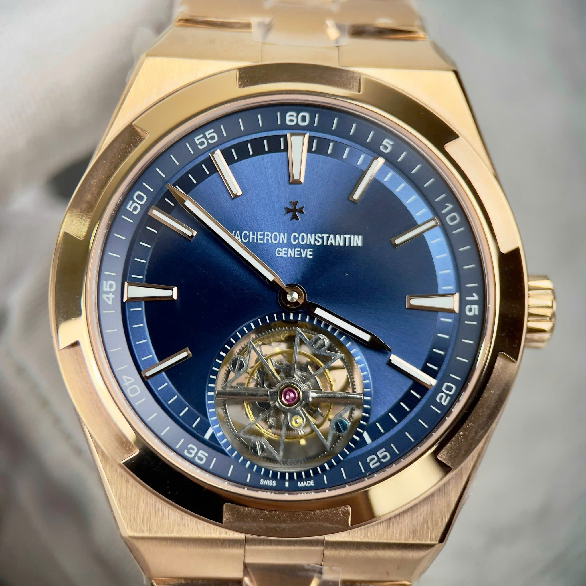 Đồng Hồ Vacheron Constantin Chế Tác Overseas 6000V Tourbillon Mặt Xanh 42,5mm (4) Dong Ho Vacheron Constantin Che Tac Overseas 6000V Tourbillon Mat Xanh 425mm 4