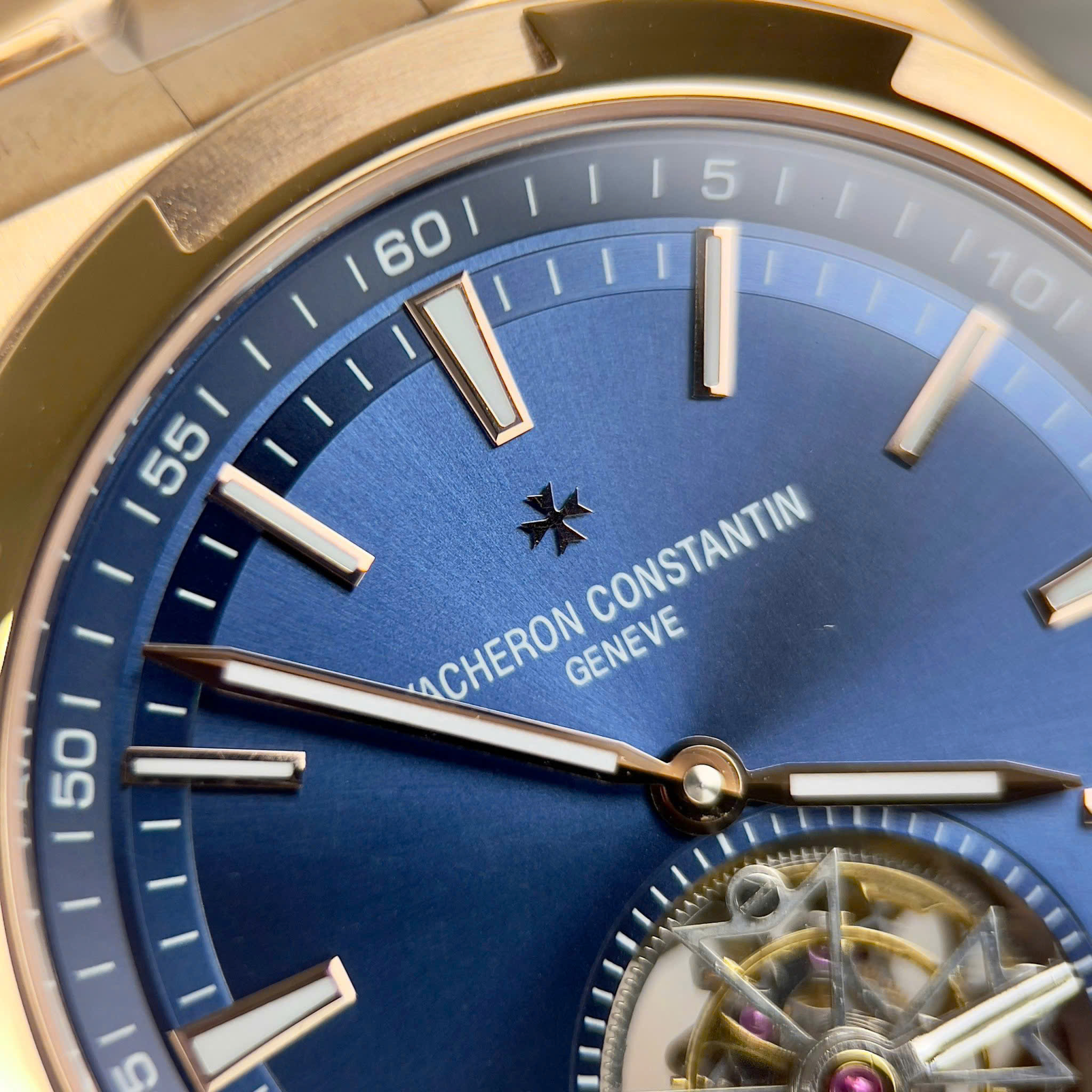 Đồng Hồ Vacheron Constantin Chế Tác Overseas 6000V Tourbillon Mặt Xanh 42,5mm (5) Dong Ho Vacheron Constantin Che Tac Overseas 6000V Tourbillon Mat Xanh 425mm 5