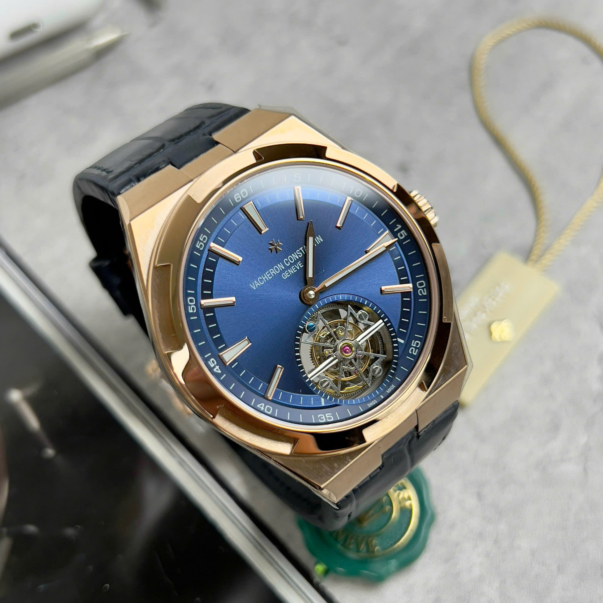Đồng Hồ Vacheron Constantin Rep 11 Overseas 6000V Tourbillon Dây Da BBR 42,5mm (3) Dong Ho Vacheron Constantin Rep 11 Overseas 6000V Tourbillon Day Da BBR 425mm 3