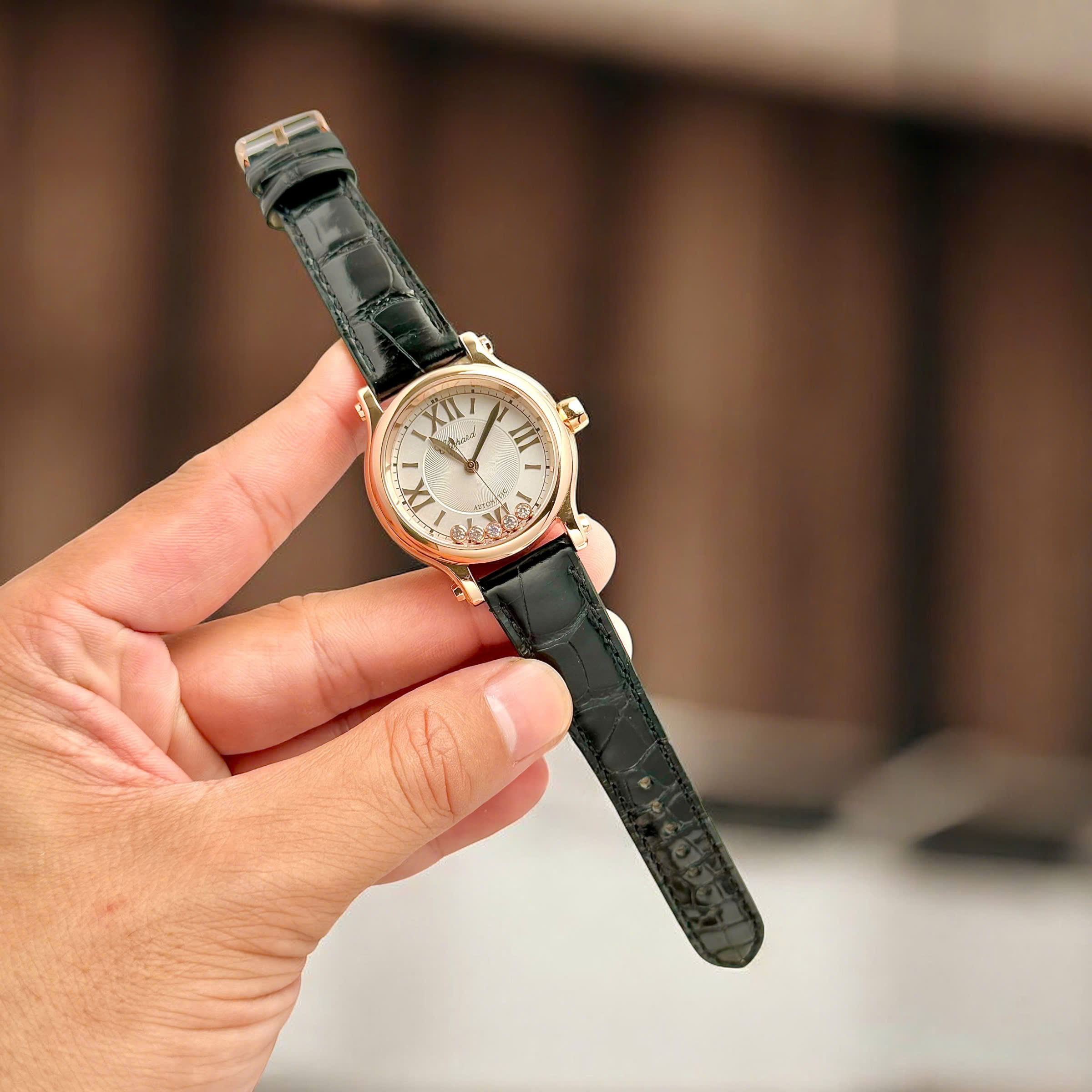 Đồng Hồ Chopard Happy Sport Replica Cao Cấp Nữ Dây Da Máy Cơ Automatic 36mm (4) Đồng Hồ Chopard Happy Sport Replica Cao Cấp Nữ Dây Da Máy Cơ Automatic 36mm (6)