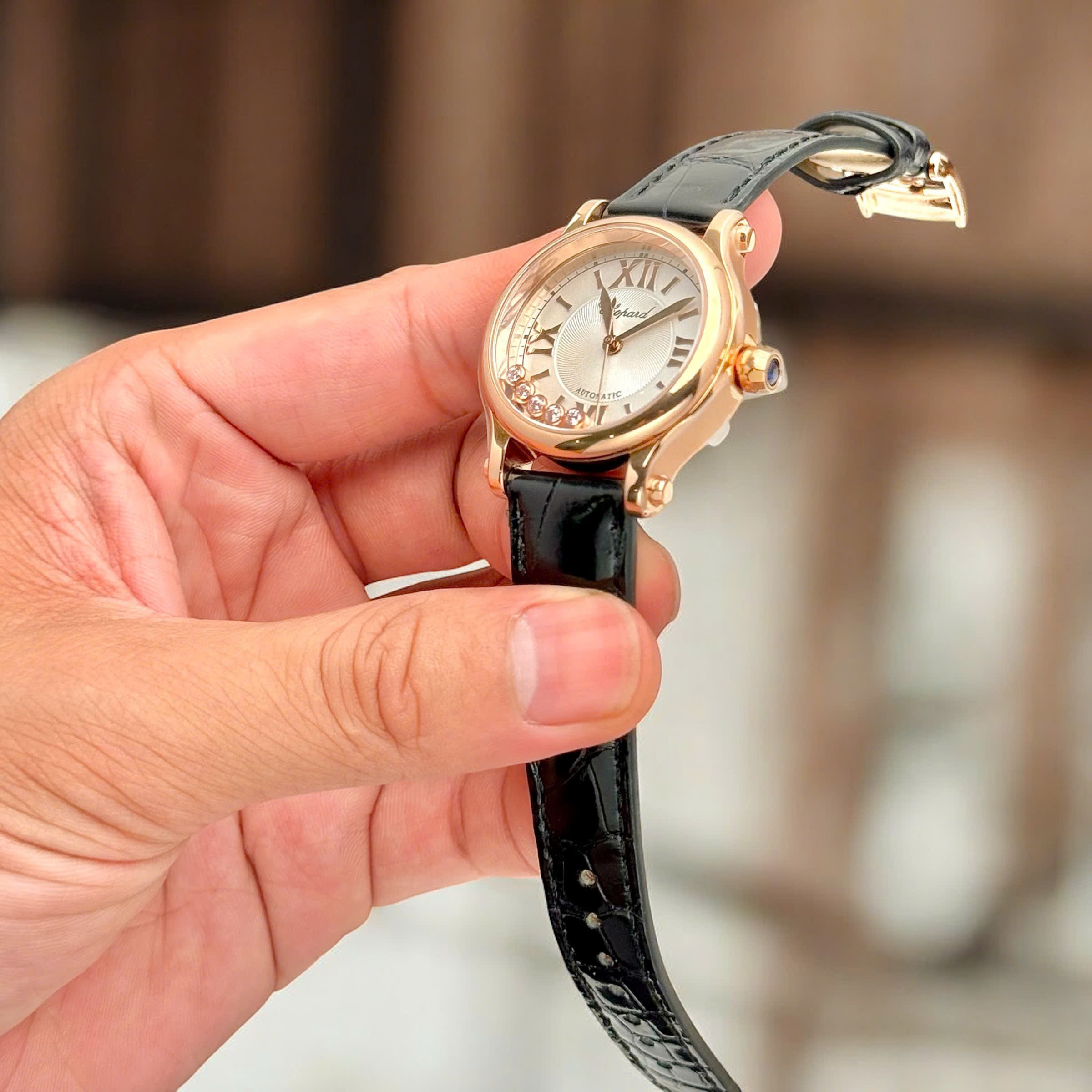 Đồng Hồ Chopard Happy Sport Replica Cao Cấp Nữ Dây Da Máy Cơ Automatic 36mm (5) Đồng Hồ Chopard Happy Sport Replica Cao Cấp Nữ Dây Da Máy Cơ Automatic 36mm (6)