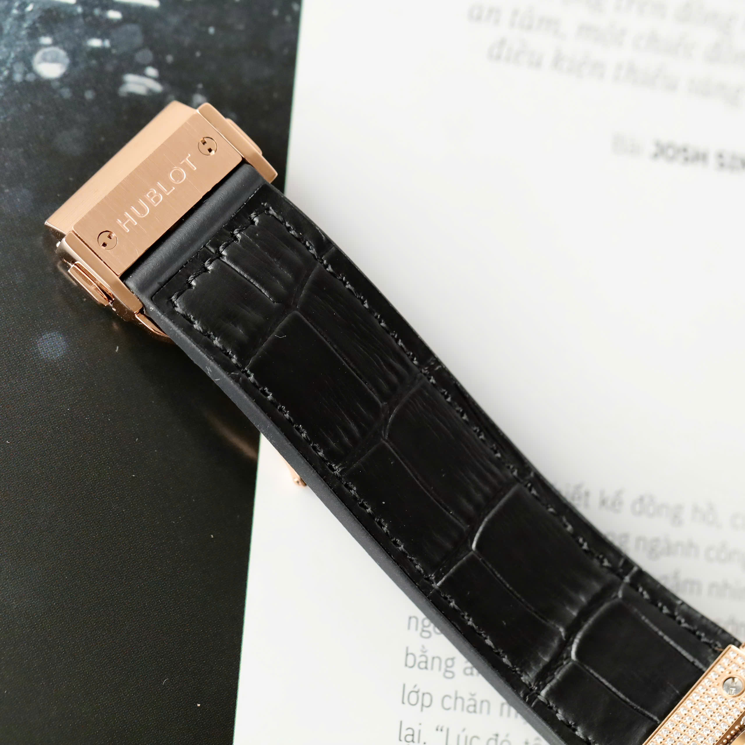 Đồng Hồ Hublot Nam Rep 11 Đính Đá Màu Đen Classic Fusion King Gold Xưởng HB 42mm (1) Dong Ho Hublot Nam Rep 11 Dinh Da Mau Den Classic Fusion King Gold Xuong HB 42mm 1