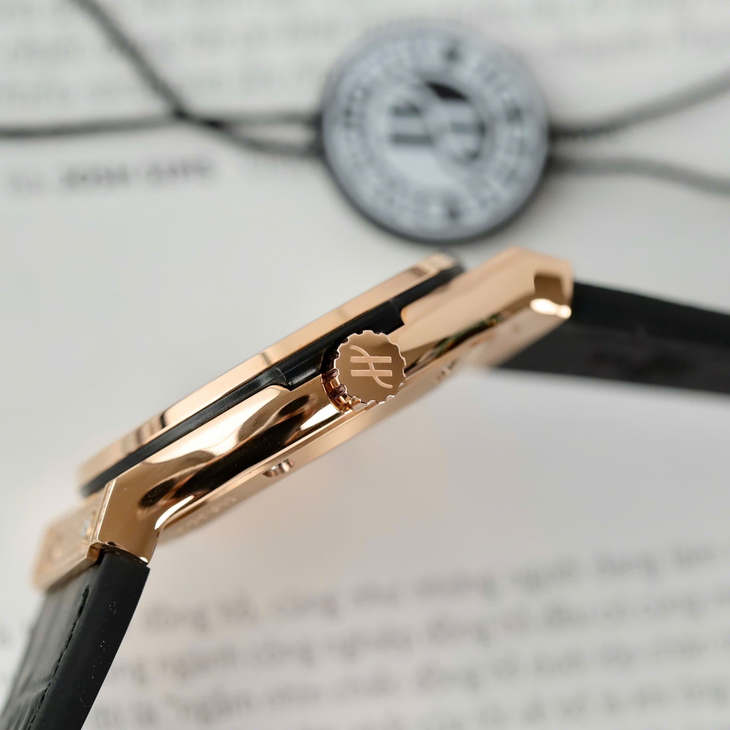 Đồng Hồ Hublot Nam Rep 11 Đính Đá Màu Đen Classic Fusion King Gold Xưởng HB 42mm (10) Dong Ho Hublot Nam Rep 11 Dinh Da Mau Den Classic Fusion King Gold Xuong HB 42mm 10