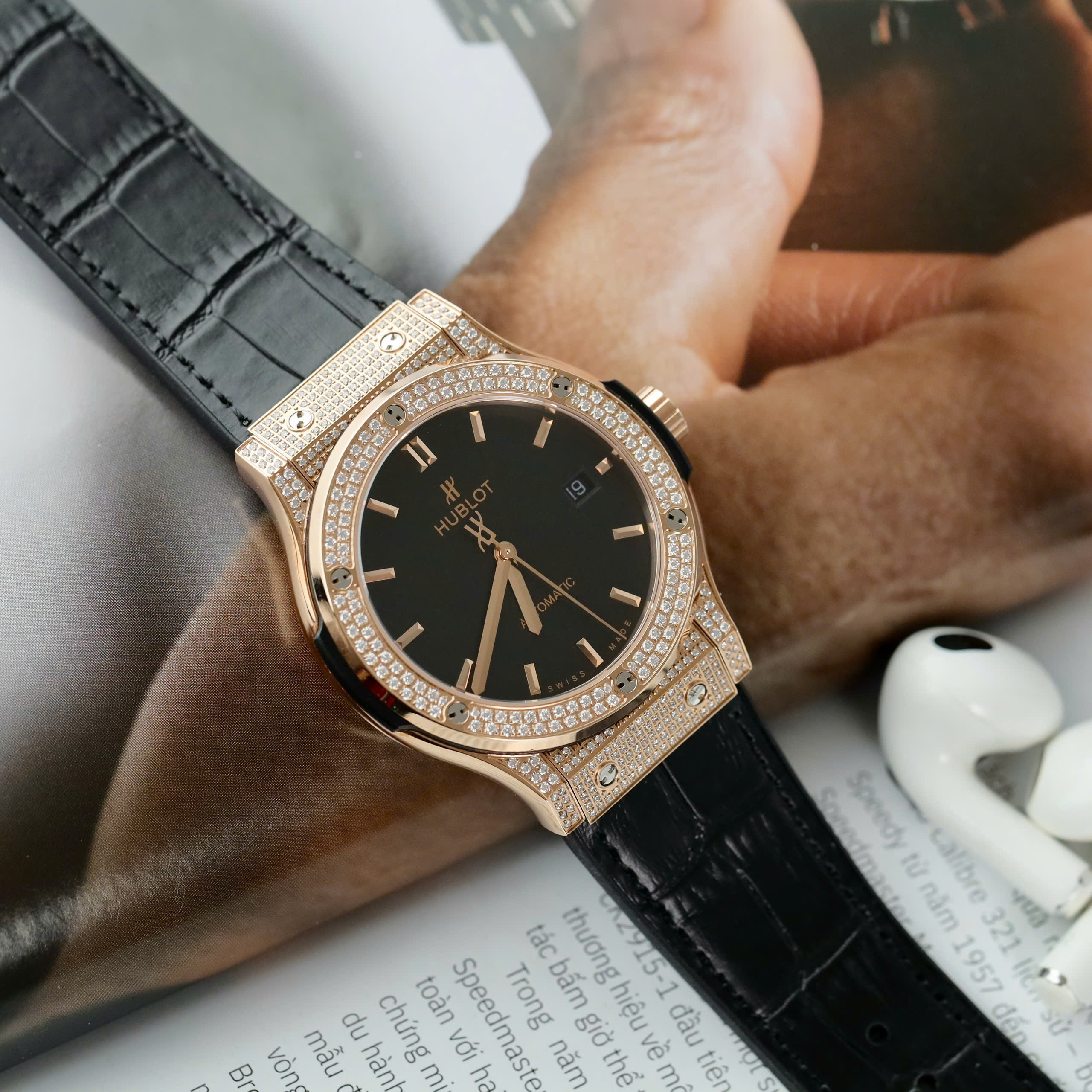 Đồng Hồ Hublot Nam Rep 11 Đính Đá Màu Đen Classic Fusion King Gold Xưởng HB 42mm (4) Đồng Hồ Hublot Nam Rep 11 Đính Đá Màu Đen Classic Fusion King Gold Xưởng HB 42mm