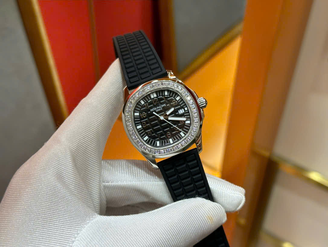 Đồng Hồ Patek Philippe Chế Tác Aquanaut 5067 Dây Cao Su Viền Đính Đá Màu Đen PPF 35,6mm (1) Đồng Hồ Patek Philippe Nữ Đính Đá Màu Đen Aquanaut 5067 Dây Cao Su Nhà Máy PPF 35,6mm (2)