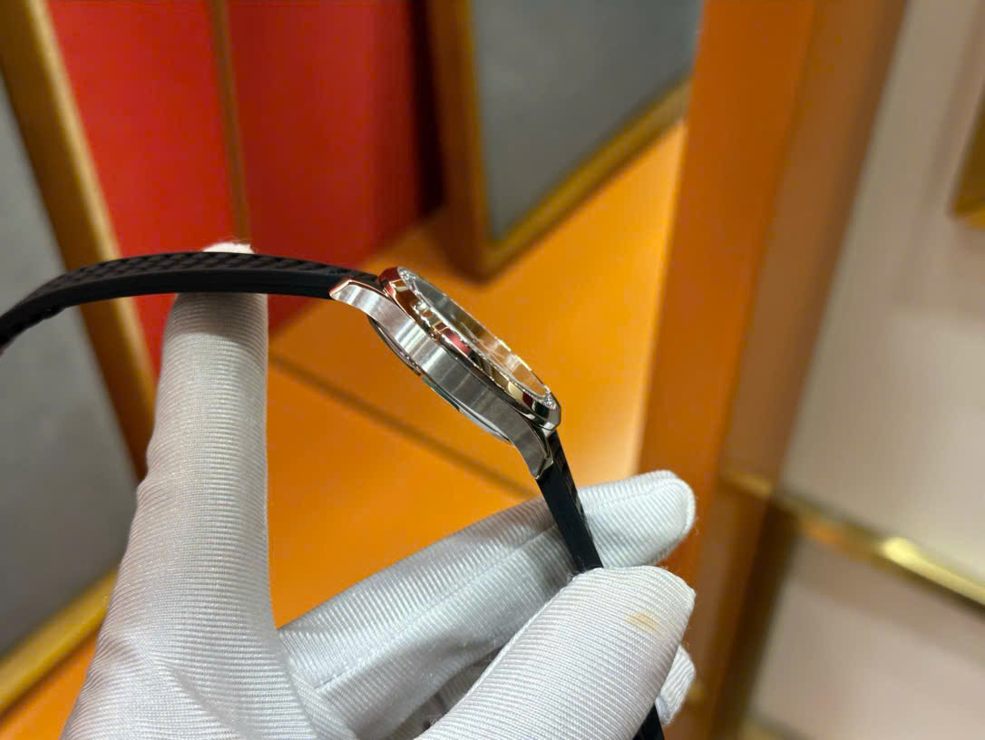 Đồng Hồ Patek Philippe Chế Tác Aquanaut 5067 Dây Cao Su Viền Đính Đá Màu Đen PPF 35,6mm (2) Đồng Hồ Patek Philippe Chế Tác Aquanaut 5067 Dây Cao Su Viền Đính Đá Màu Đen PPF 35,6mm (2)