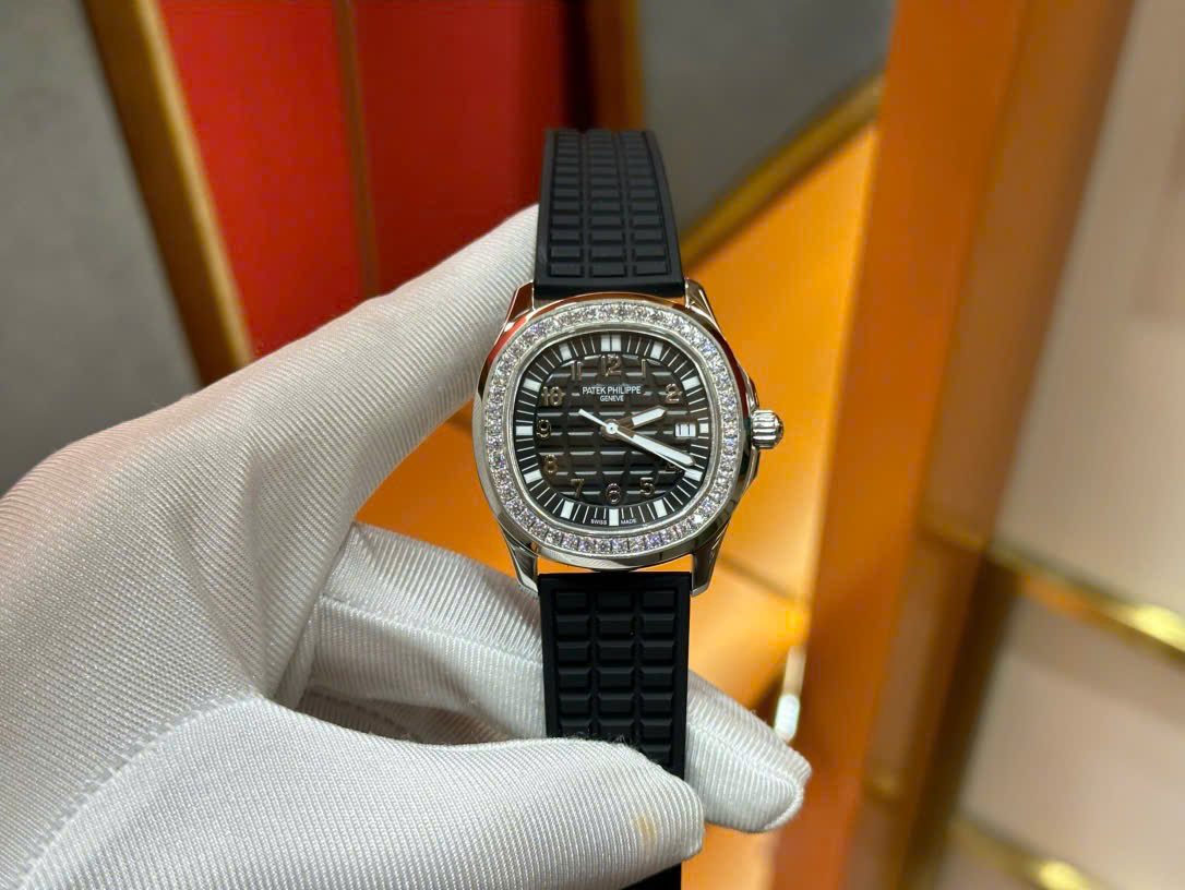 Đồng Hồ Patek Philippe Chế Tác Aquanaut 5067 Dây Cao Su Viền Đính Đá Màu Đen PPF 35,6mm (3) Đồng Hồ Patek Philippe Nữ Đính Đá Màu Đen Aquanaut 5067 Dây Cao Su Nhà Máy PPF 35,6mm (2)