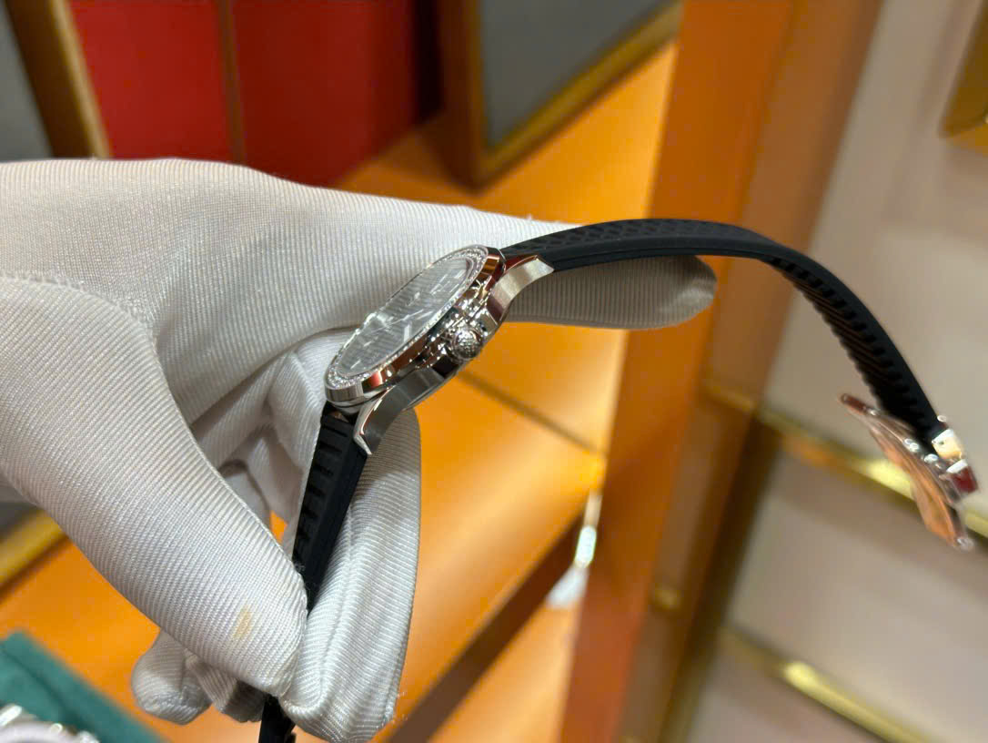 Đồng Hồ Patek Philippe Chế Tác Aquanaut 5067 Dây Cao Su Viền Đính Đá Màu Đen PPF 35,6mm (4) Đồng Hồ Patek Philippe Nữ Đính Đá Màu Đen Aquanaut 5067 Dây Cao Su Nhà Máy PPF 35,6mm (2)