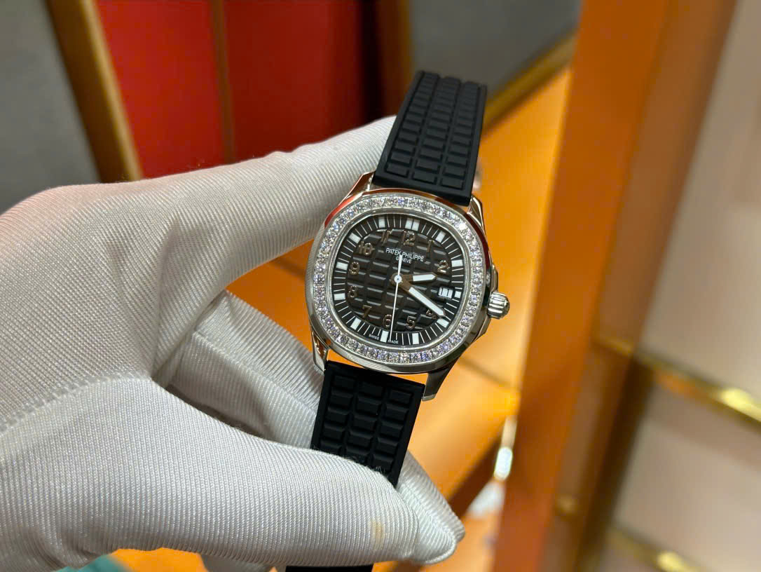 Đồng Hồ Patek Philippe Chế Tác Aquanaut 5067 Dây Cao Su Viền Đính Đá Màu Đen PPF 35,6mm (5) Đồng Hồ Patek Philippe Nữ Đính Đá Màu Đen Aquanaut 5067 Dây Cao Su Nhà Máy PPF 35,6mm (2)