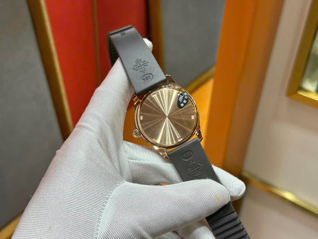 Đồng Hồ Patek Philippe Chế Tác Aquanaut 5067 Dây Cao Su Viền Đính Đá Màu Nâu PPF 35,6mm (2) Dong Ho Patek Philippe Che Tac Aquanaut 5067 Day Cao Su Vien Dinh Da Mau Nau PPF 356mm 2