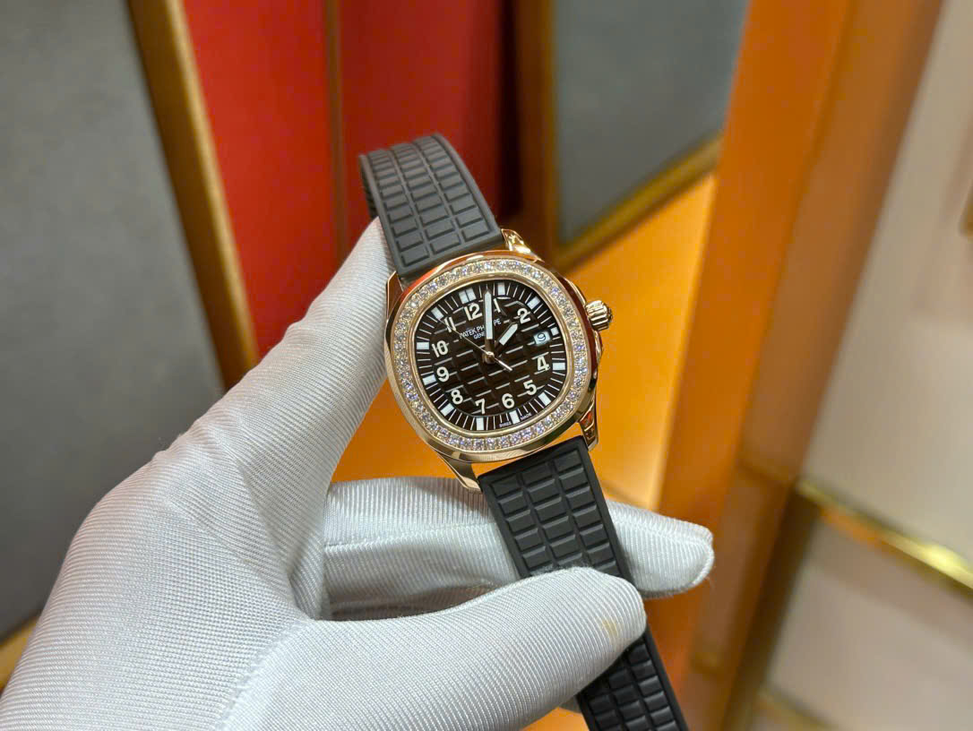 Đồng Hồ Patek Philippe Chế Tác Aquanaut 5067 Dây Cao Su Viền Đính Đá Màu Nâu PPF 35,6mm (3) Đồng Hồ Patek Philippe Chế Tác Aquanaut 5067 Dây Cao Su Viền Đính Đá Màu Nâu PPF 35,6mm (3)