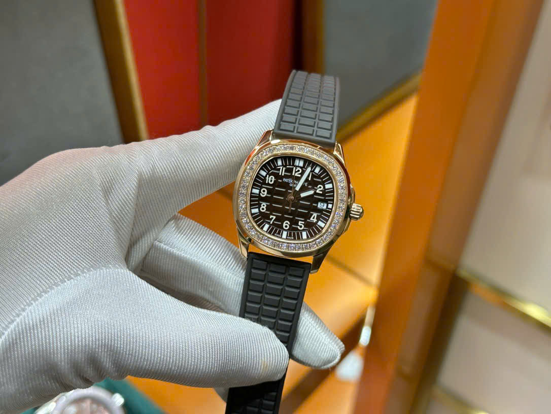 Đồng Hồ Patek Philippe Chế Tác Aquanaut 5067 Dây Cao Su Viền Đính Đá Màu Nâu PPF 35,6mm (6) Dong Ho Patek Philippe Che Tac Aquanaut 5067 Day Cao Su Vien Dinh Da Mau Nau PPF 356mm 6
