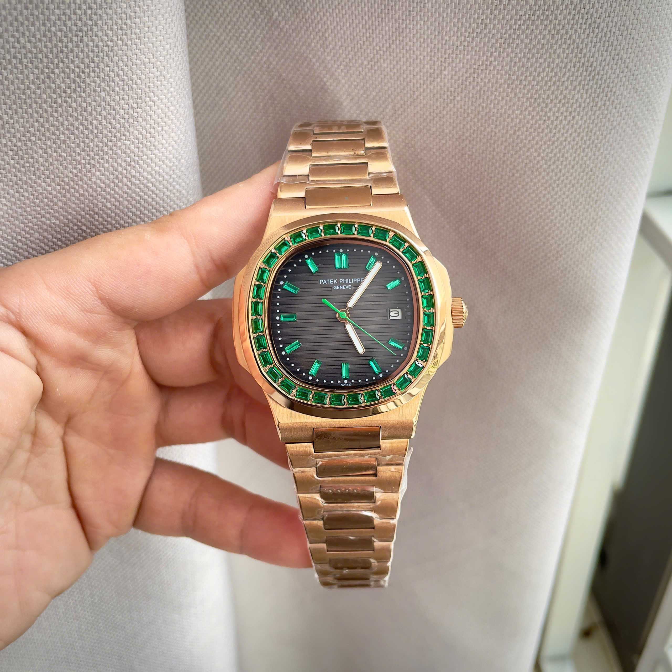 Đồng Hồ Patek Philippe Fake Máy Nhật Nautilus 5723 Màu Vàng Hồng Đính Đá 40mm (2) Đồng Hồ Patek Philippe Fake Máy Nhật Nautilus 5723 Màu Vàng Hồng Đính Đá 40mm (8)