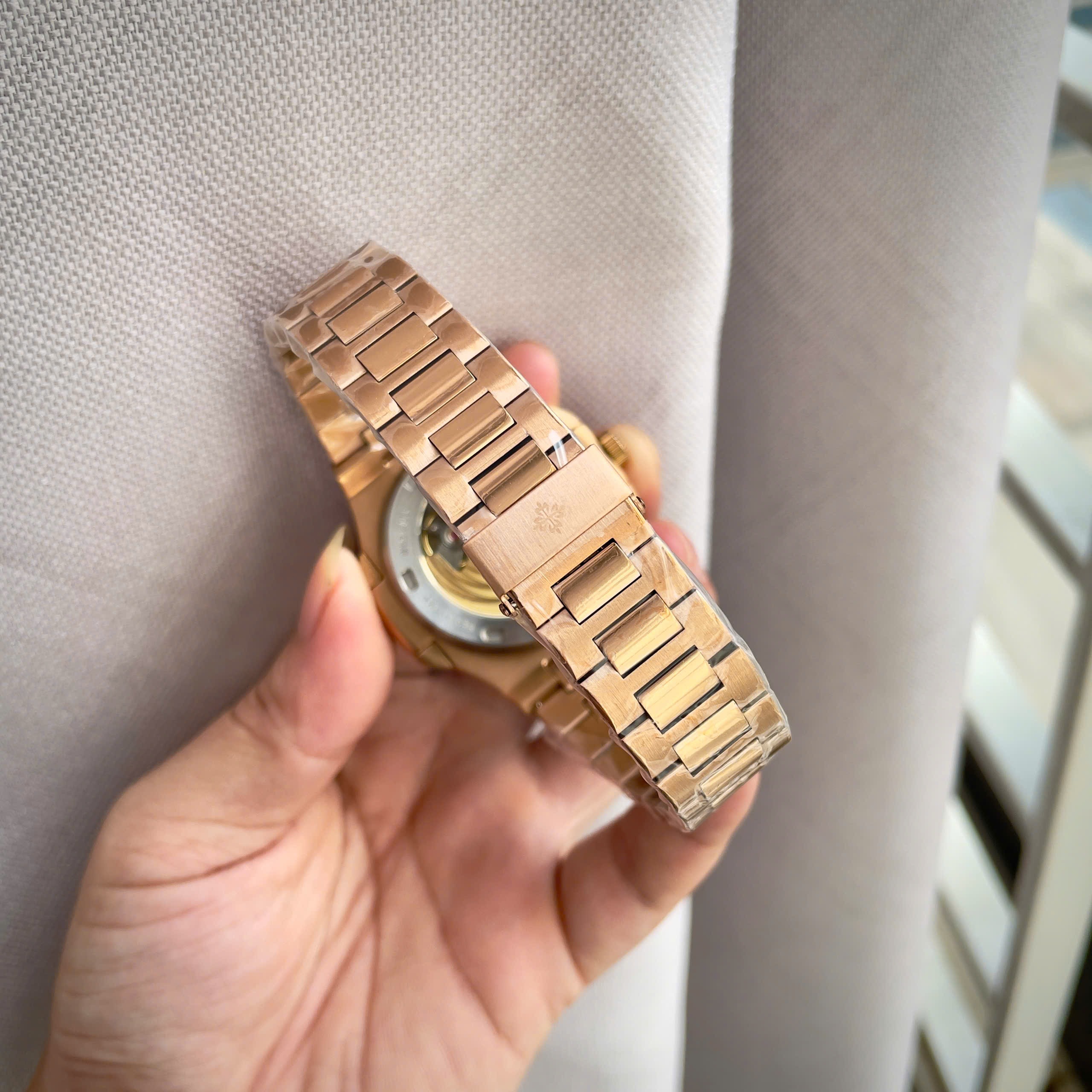 Đồng Hồ Patek Philippe Fake Máy Nhật Nautilus 5723 Màu Vàng Hồng Đính Đá 40mm (7) Dong Ho Patek Philippe Fake May Nhat Nautilus 5723 Mau Vang Hong Dinh Da 40mm 7