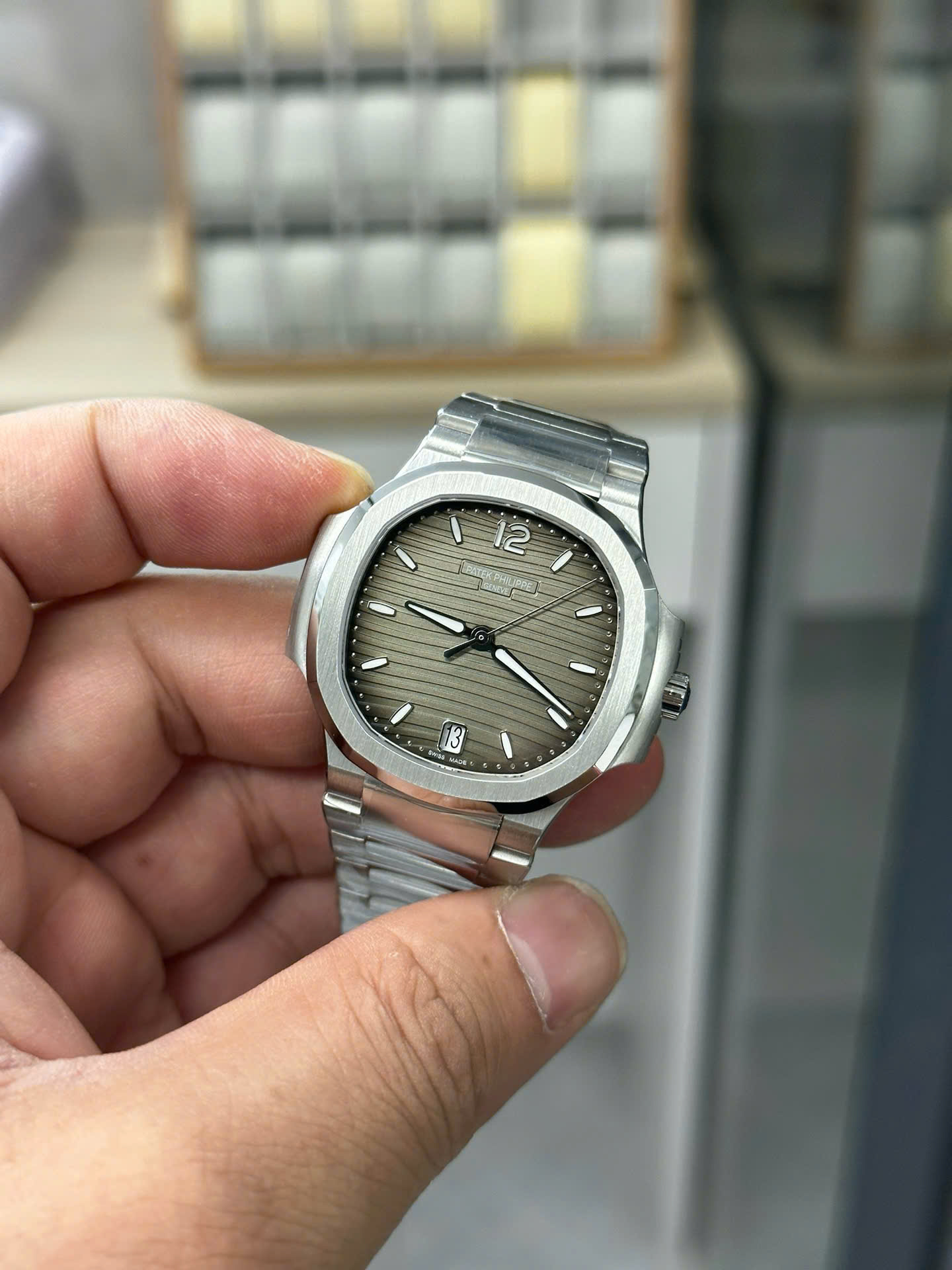 Đồng Hồ Patek Philippe Nautilus 7118 Nữ Dây Thép Mặt Xám Máy Thuỵ Sỹ Xưởng 3K 35,2mm (3) Đồng Hồ Patek Philippe Nautilus 7118 Nữ Dây Thép Mặt Xám Máy Thuỵ Sỹ Xưởng 3K 35,2mm (3)