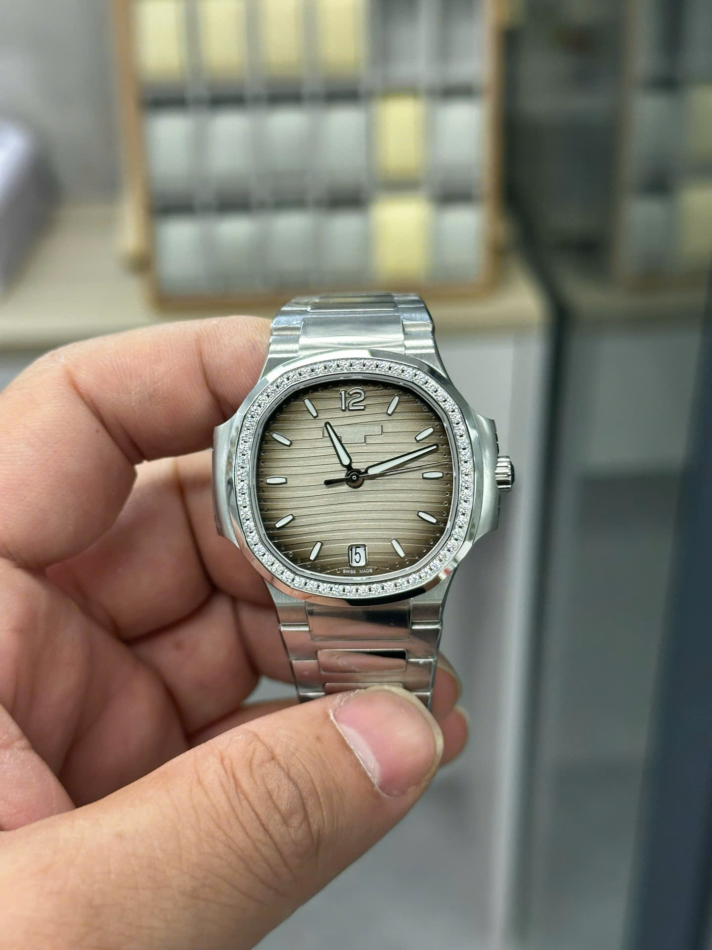 Đồng Hồ Patek Philippe Nautilus 7118 Nữ Đính Đá Mặt Xám Máy Thuỵ Sỹ Xưởng 3K 35,2mm (1) Đồng Hồ Patek Philippe Nautilus 7118 Nữ Đính Đá Mặt Xám Máy Thuỵ Sỹ Xưởng 3K 35,2mm (2)