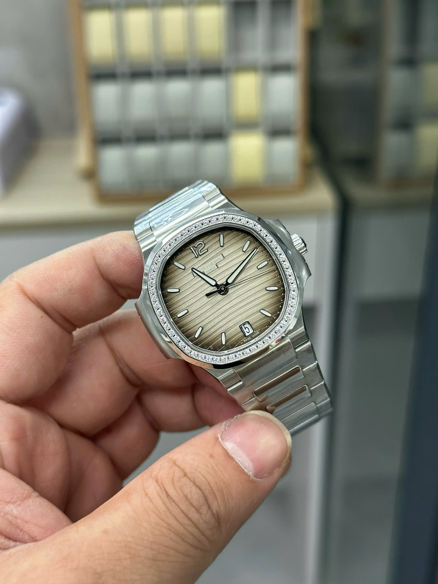 Đồng Hồ Patek Philippe Nautilus 7118 Nữ Đính Đá Mặt Xám Máy Thuỵ Sỹ Xưởng 3K 35,2mm (3) Đồng Hồ Patek Philippe Nautilus 7118 Nữ Đính Đá Mặt Xám Máy Thuỵ Sỹ Xưởng 3K 35,2mm (2)