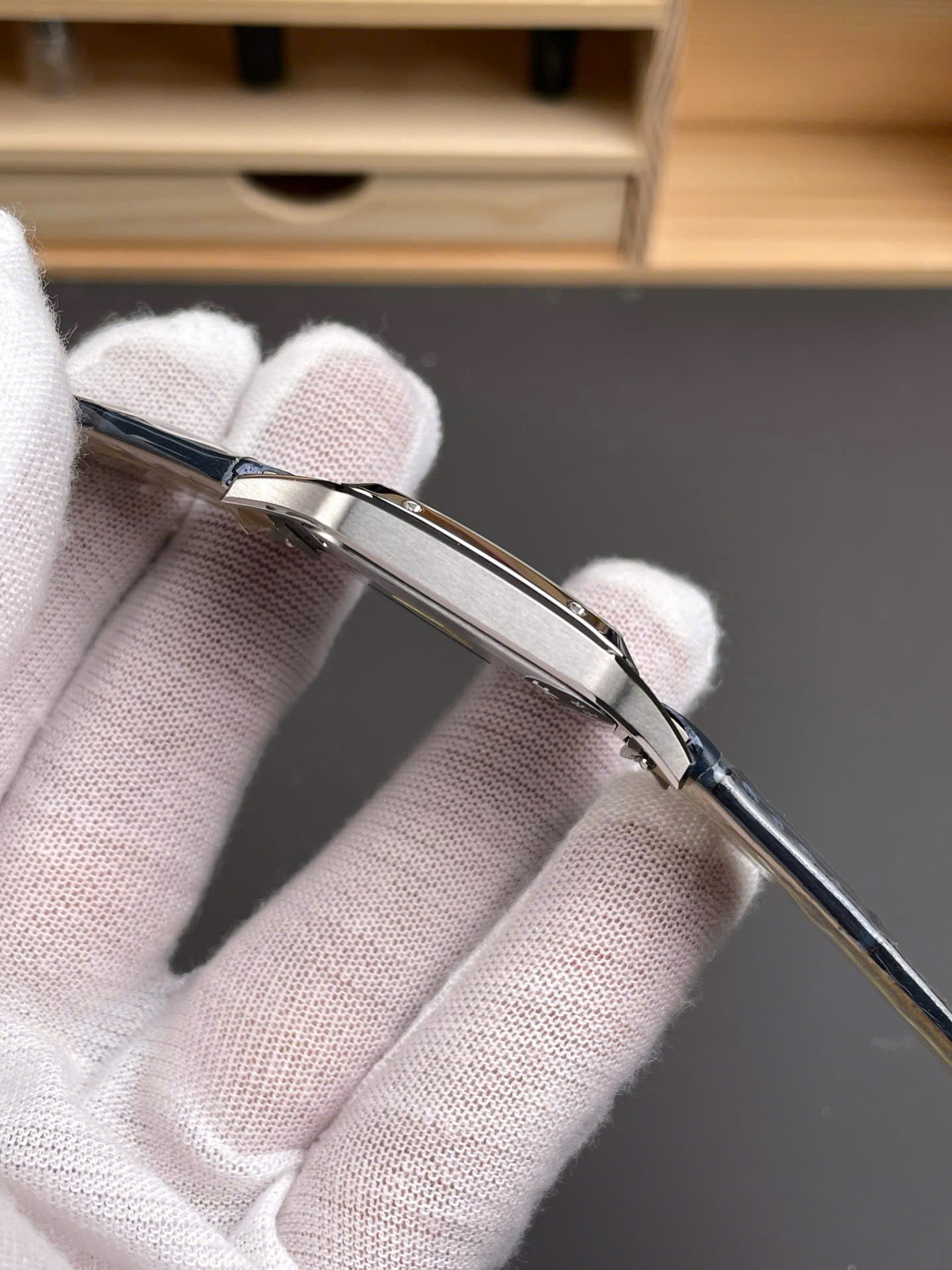 Đồng Hồ Cartier Replica Cao Cấp Santos Dumont WSSA0022 Nam Dây Da Màu Xanh Dương AF 43,5mm (1) Đồng Hồ Cartier Replica Cao Cấp Santos Dumont WSSA0022 Nam Dây Da Màu Xanh Dương AF 43,5mm (7)