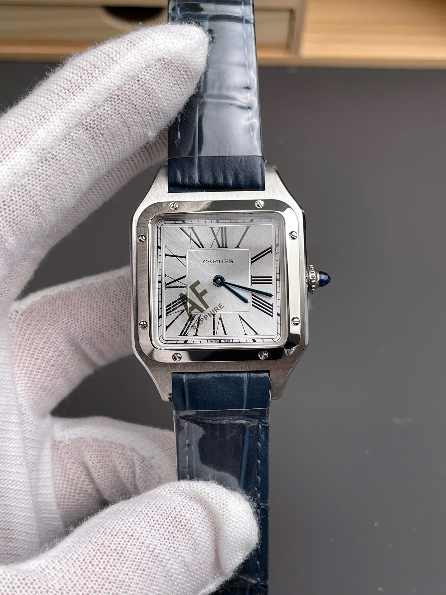 Đồng Hồ Cartier Replica Cao Cấp Santos Dumont WSSA0022 Nam Dây Da Màu Xanh Dương AF 43,5mm (2) Đồng Hồ Cartier Replica Cao Cấp Santos Dumont WSSA0022 Nam Dây Da Màu Xanh Dương AF 43,5mm (7)