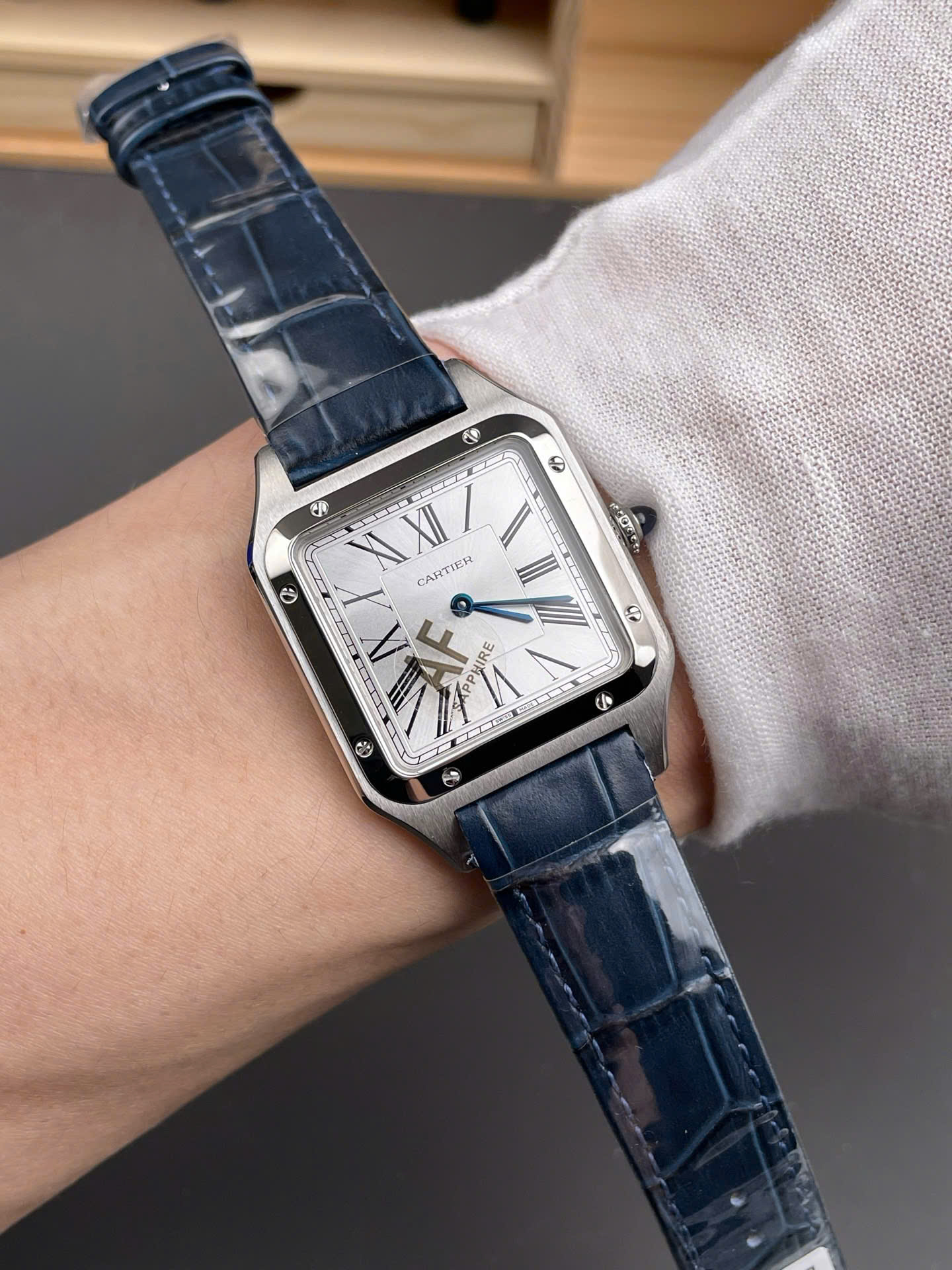 Đồng Hồ Cartier Replica Cao Cấp Santos Dumont WSSA0022 Nam Dây Da Màu Xanh Dương AF 43,5mm (4) Đồng Hồ Cartier Replica Cao Cấp Santos Dumont WSSA0022 Nam Dây Da Màu Xanh Dương AF 43,5mm (7)