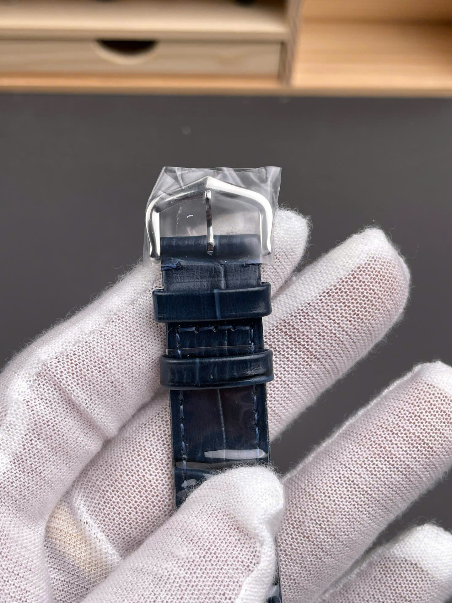 Đồng Hồ Cartier Replica Cao Cấp Santos Dumont WSSA0022 Nam Dây Da Màu Xanh Dương AF 43,5mm (5) Đồng Hồ Cartier Replica Cao Cấp Santos Dumont WSSA0022 Nam Dây Da Màu Xanh Dương AF 43,5mm (7)