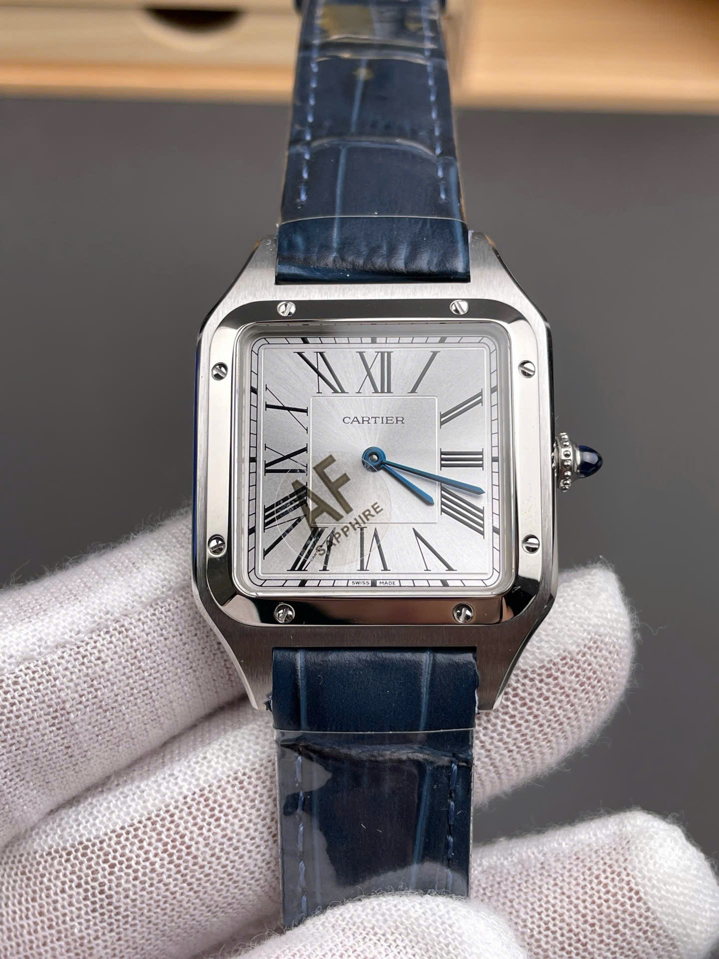 Đồng Hồ Cartier Replica Cao Cấp Santos Dumont WSSA0022 Nam Dây Da Màu Xanh Dương AF 43,5mm (6) Đồng Hồ Cartier Replica Cao Cấp Santos Dumont WSSA0022 Nam Dây Da Màu Xanh Dương AF 43,5mm (7)