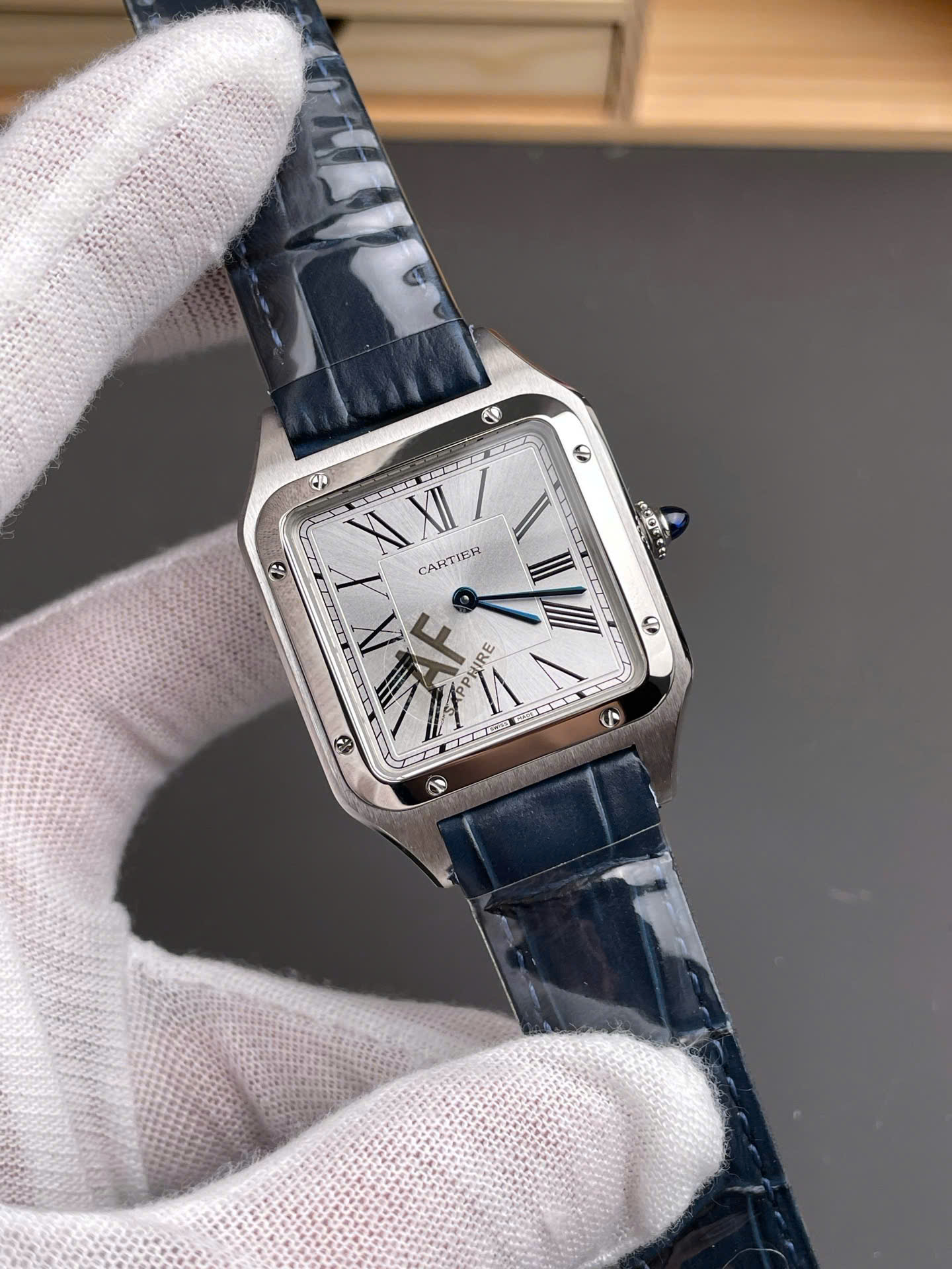 Đồng Hồ Cartier Replica Cao Cấp Santos Dumont WSSA0022 Nam Dây Da Màu Xanh Dương AF 43,5mm (7) Đồng Hồ Cartier Replica Cao Cấp Santos Dumont WSSA0022 Nam Dây Da Màu Xanh Dương AF 43,5mm (7)