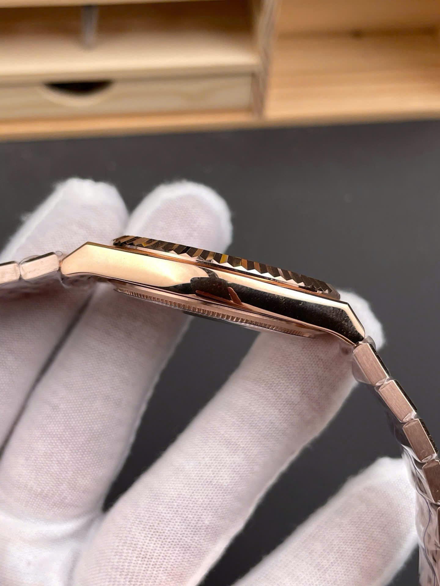 Đồng Hồ Rolex Land-Dweller 127235 Rep 11 Mặt Số Trắng Họa Tiết Tổ Ong 40mm (7) Dong Ho Rolex Land Dweller 127235 Rep 11 Mat So Trang Hoa Tiet To Ong 40mm 7