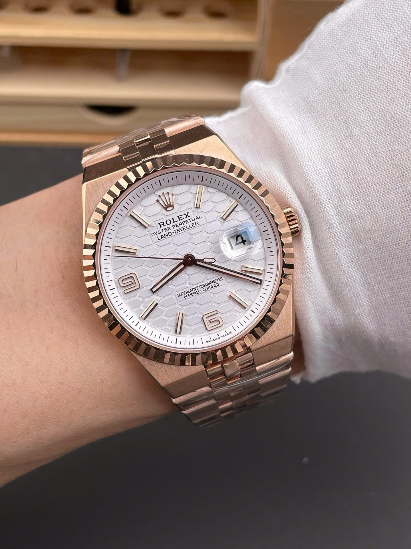 Đồng Hồ Rolex Land-Dweller 127235 Rep 11 Mặt Số Trắng Họa Tiết Tổ Ong 40mm (9) Dong Ho Rolex Land Dweller 127235 Rep 11 Mat So Trang Hoa Tiet To Ong 40mm 9