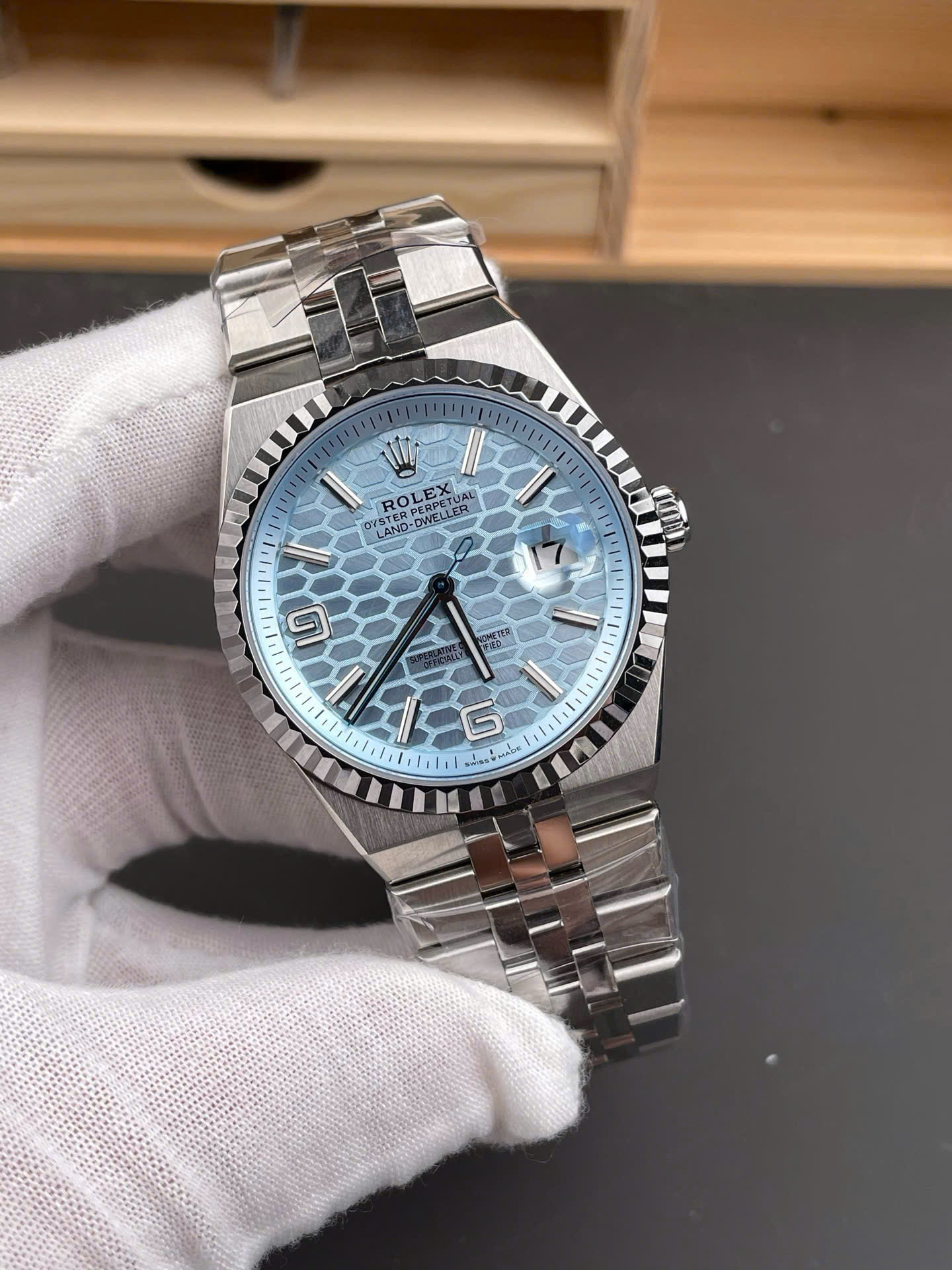 Đồng Hồ Rolex Land-Dweller 127336 Rep 11 Mặt Số Xanh Băng Họa Tiết Tổ Ong 40mm (1) Dong Ho Rolex Land Dweller 127336 Rep 11 Mat So Xanh Bang Hoa Tiet To Ong 40mm 1