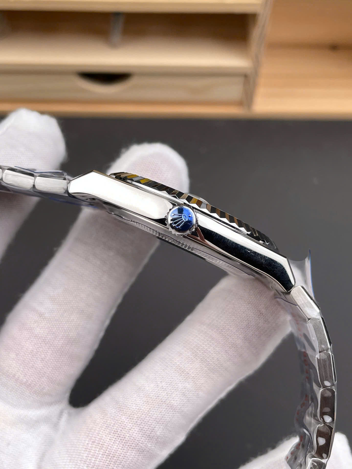 Đồng Hồ Rolex Land-Dweller 127336 Rep 11 Mặt Số Xanh Băng Họa Tiết Tổ Ong 40mm (5) Dong Ho Rolex Land Dweller 127336 Rep 11 Mat So Xanh Bang Hoa Tiet To Ong 40mm 5