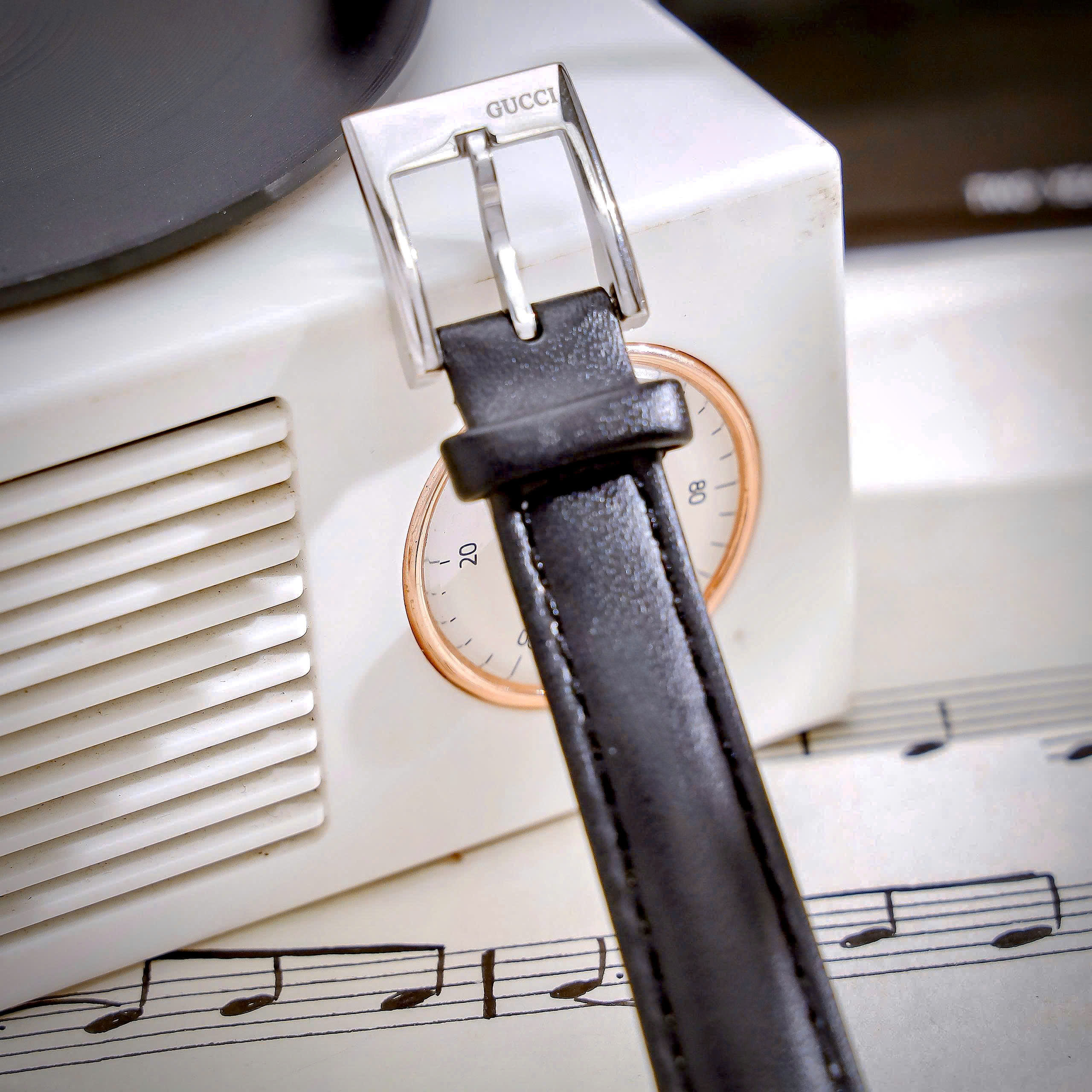 Đồng Hồ Gucci GG2570 Diamond Super Fake Cao Cấp Dây Da Màu Đen Máy Pin 29mm (1) Dong Ho Gucci GG2570 Diamond Super Fake Cao Cap Day Da Mau Den May Pin 29mm 1