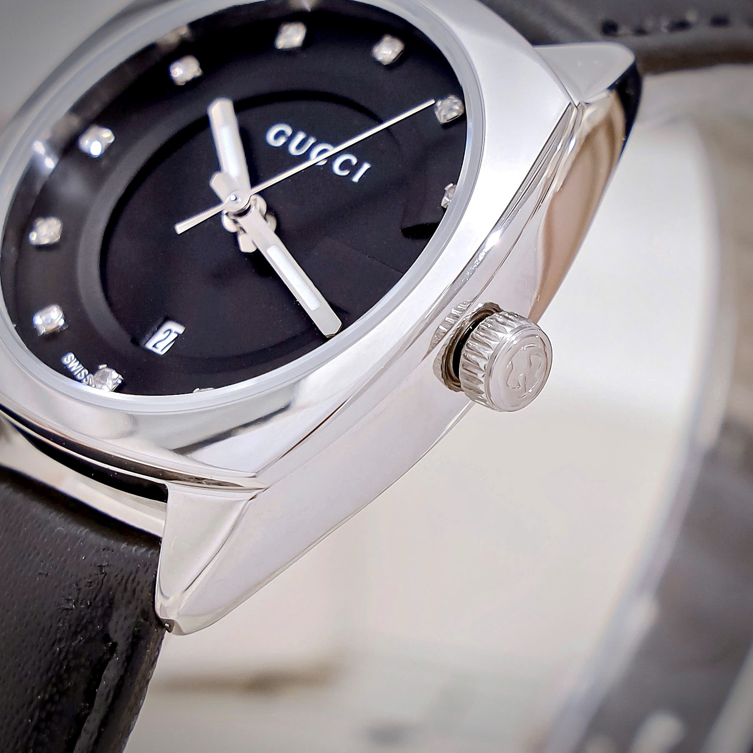 Đồng Hồ Gucci GG2570 Diamond Super Fake Cao Cấp Dây Da Màu Đen Máy Pin 29mm (2) Đồng Hồ Gucci GG2570 Diamond Super Fake Cao Cấp Dây Da Màu Đen Máy Pin 29mm (2)