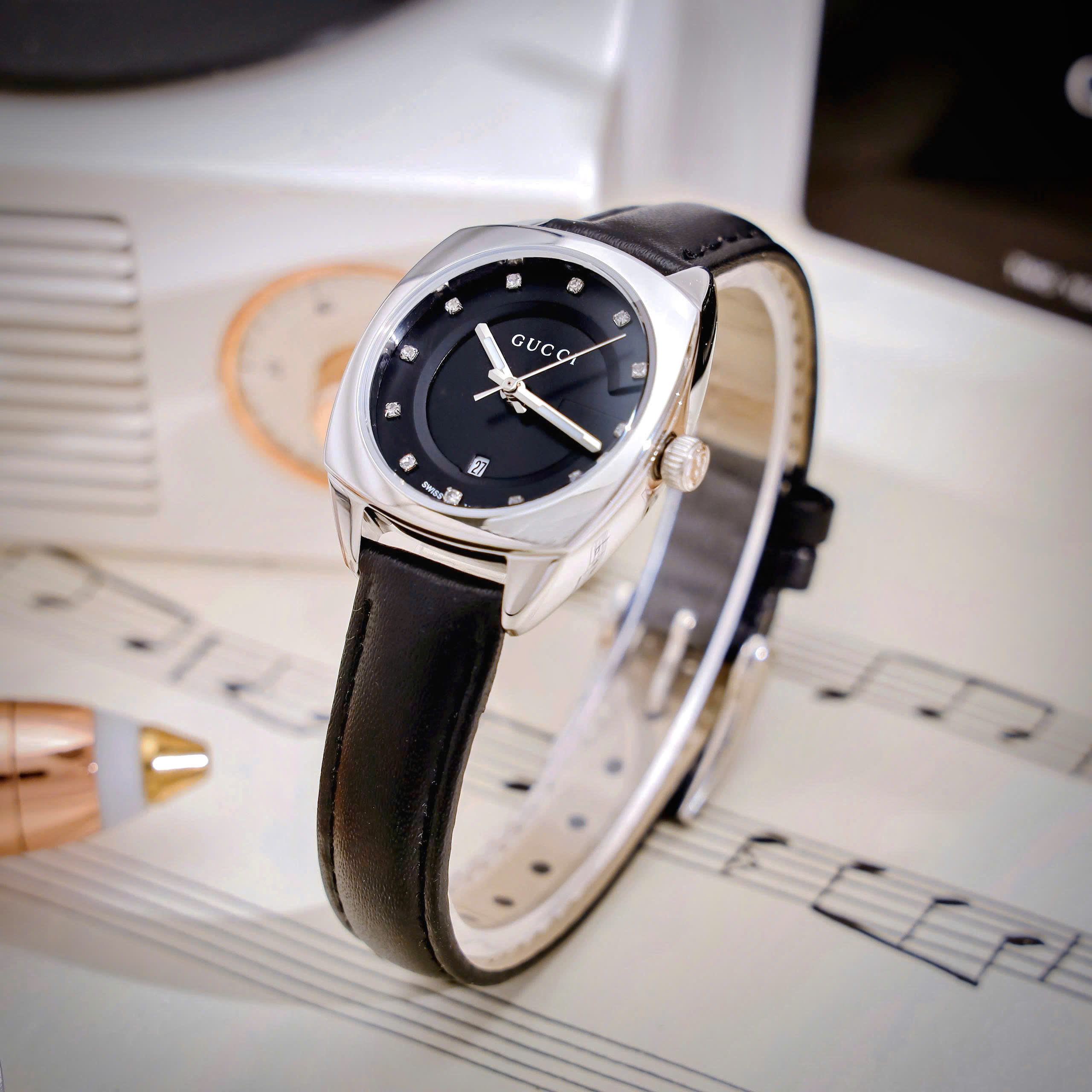 Đồng Hồ Gucci GG2570 Diamond Super Fake Cao Cấp Dây Da Màu Đen Máy Pin 29mm (3) Dong Ho Gucci GG2570 Diamond Super Fake Cao Cap Day Da Mau Den May Pin 29mm 3