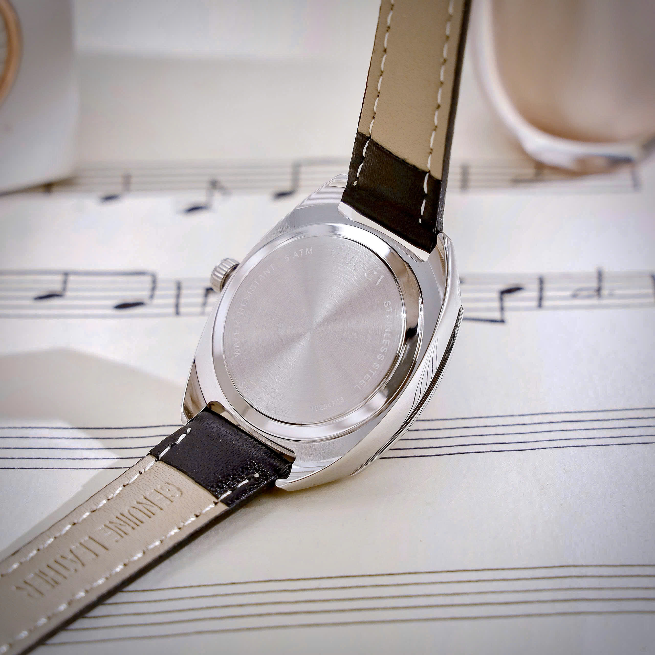 Đồng Hồ Gucci GG2570 Diamond Super Fake Cao Cấp Dây Da Màu Đen Máy Pin 29mm (6) Dong Ho Gucci GG2570 Diamond Super Fake Cao Cap Day Da Mau Den May Pin 29mm 6