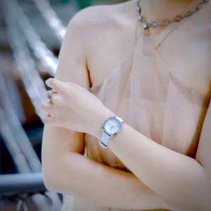 Dong Ho Gucci GG2570 Diamond Super Fake Cao Cap Day Da Mau Trang May Pin 3