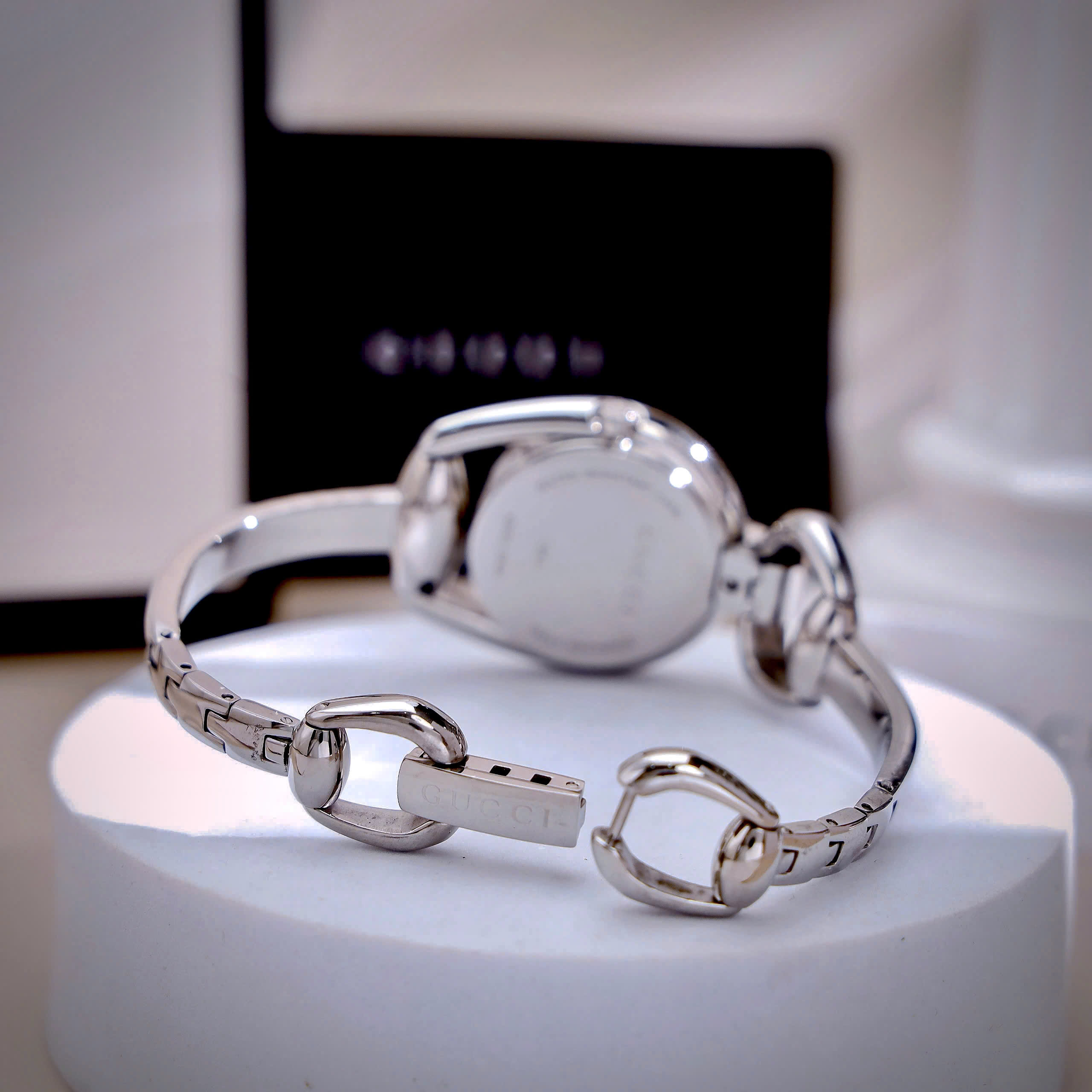 Đồng Hồ Gucci Horsebit Nữ Dạng Lắc Mặt Xà Cừ Super Fake Cao Cấp 28mm (1) Dong Ho Gucci Horsebit Nu Dang Lac Mat Xa Cu Super Fake Cao Cap 28mm 1