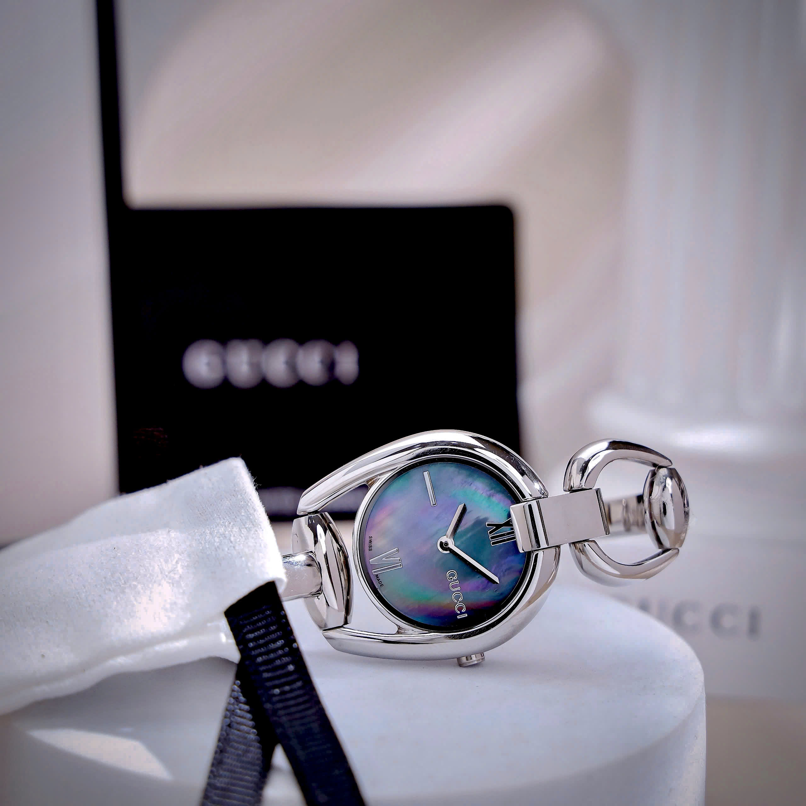 Đồng Hồ Gucci Horsebit Nữ Dạng Lắc Mặt Xà Cừ Super Fake Cao Cấp 28mm (2) Đồng Hồ Gucci Horsebit Nữ Dạng Lắc Mặt Xà Cừ Super Fake Cao Cấp 28mm (3)