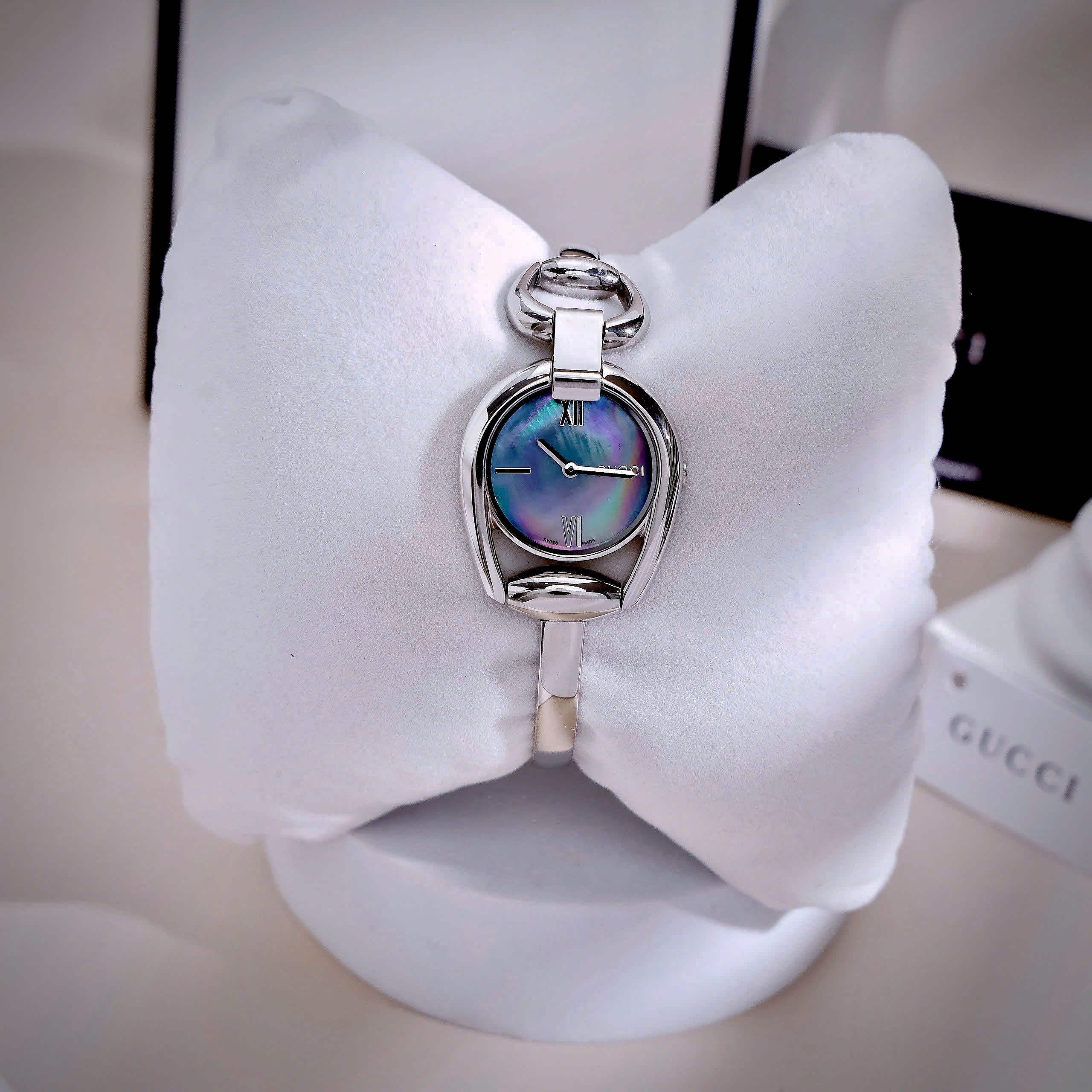 Đồng Hồ Gucci Horsebit Nữ Dạng Lắc Mặt Xà Cừ Super Fake Cao Cấp 28mm (3) Đồng Hồ Gucci Horsebit Nữ Dạng Lắc Mặt Xà Cừ Super Fake Cao Cấp 28mm (3)