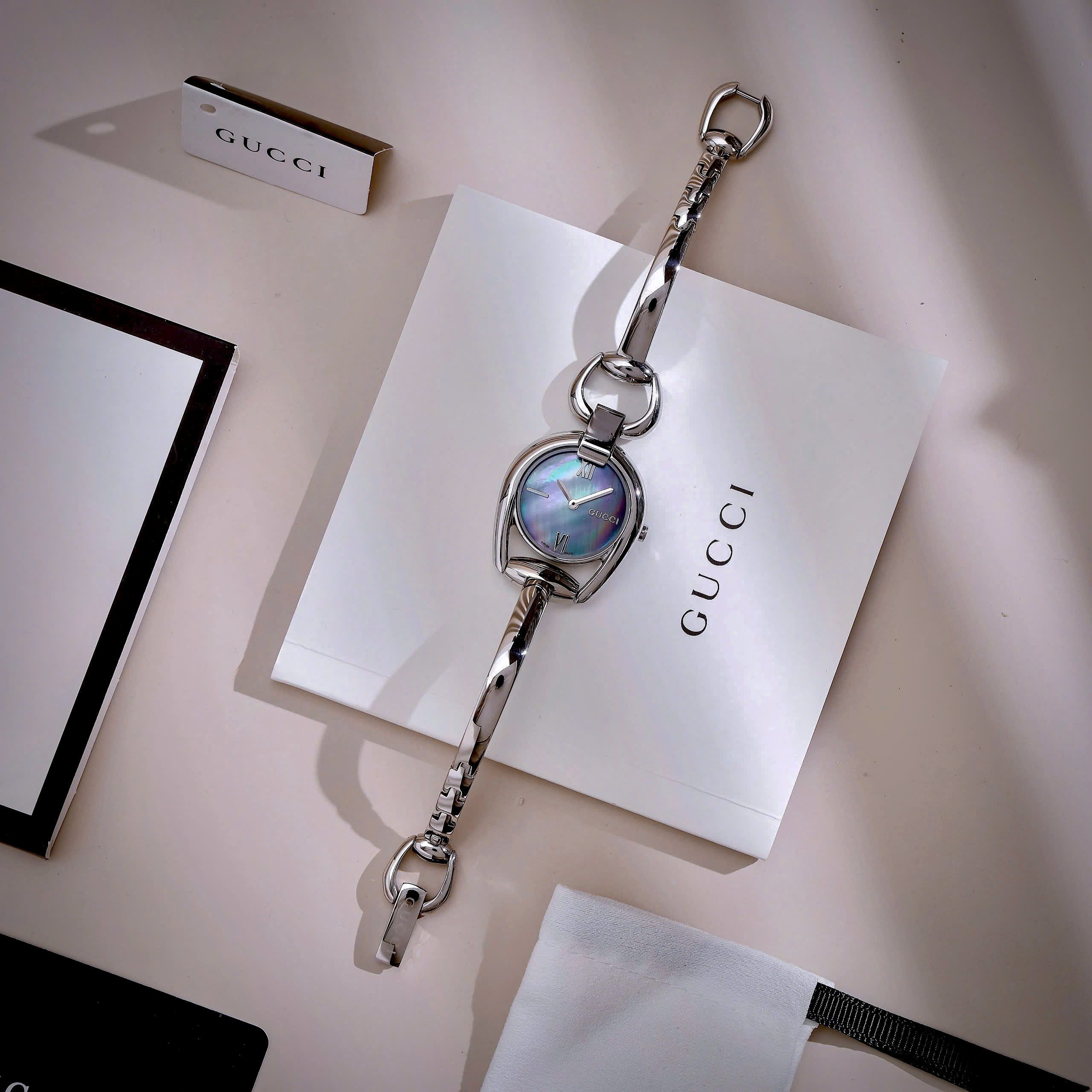 Đồng Hồ Gucci Horsebit Nữ Dạng Lắc Mặt Xà Cừ Super Fake Cao Cấp 28mm (4) Đồng Hồ Gucci Horsebit Nữ Dạng Lắc Mặt Xà Cừ Super Fake Cao Cấp 28mm (3)