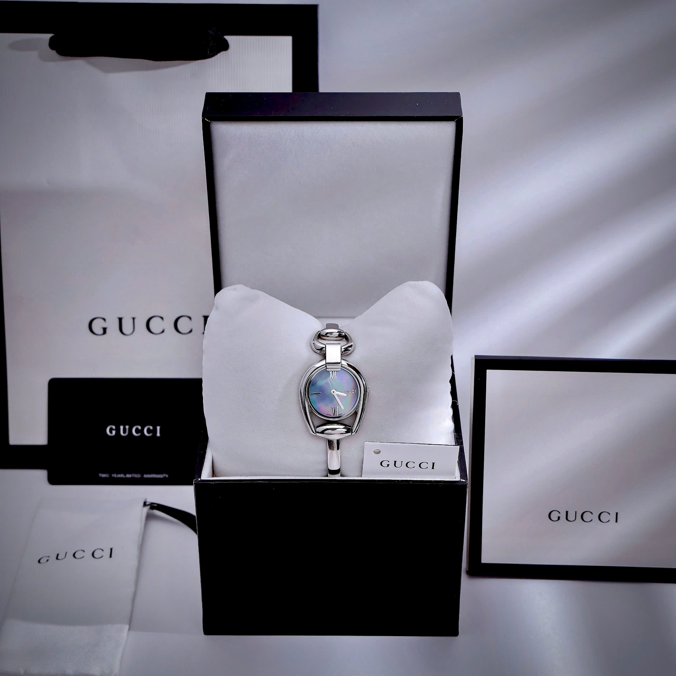 Đồng Hồ Gucci Horsebit Nữ Dạng Lắc Mặt Xà Cừ Super Fake Cao Cấp 28mm (8) Đồng Hồ Gucci Horsebit Nữ Dạng Lắc Mặt Xà Cừ Super Fake Cao Cấp 28mm (3)