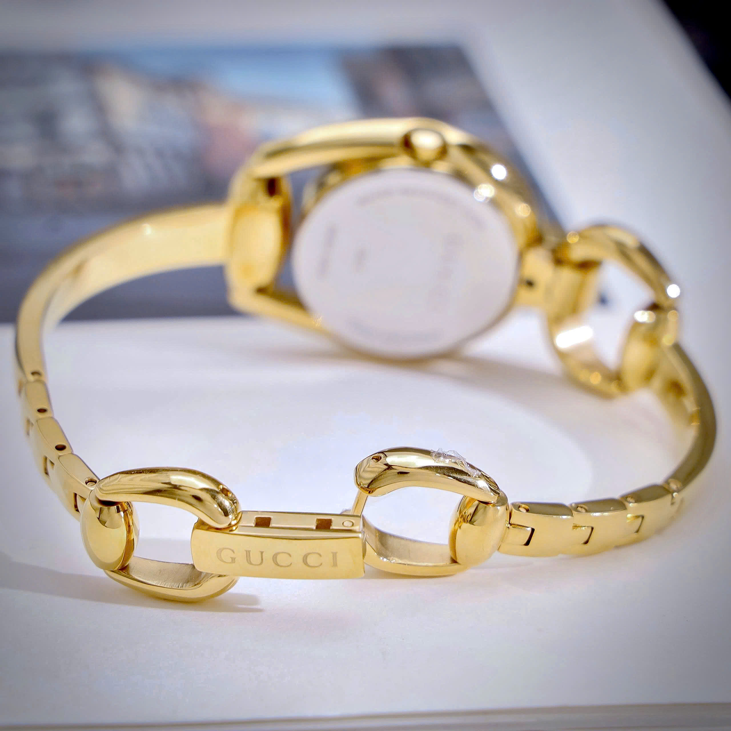 Đồng Hồ Gucci Horsebit Nữ Dạng Lắc Màu Vàng Super Fake Cao Cấp 28mm (4) Dong Ho Gucci Horsebit Nu Dang Lac Mau Vang Super Fake Cao Cap 28mm 4