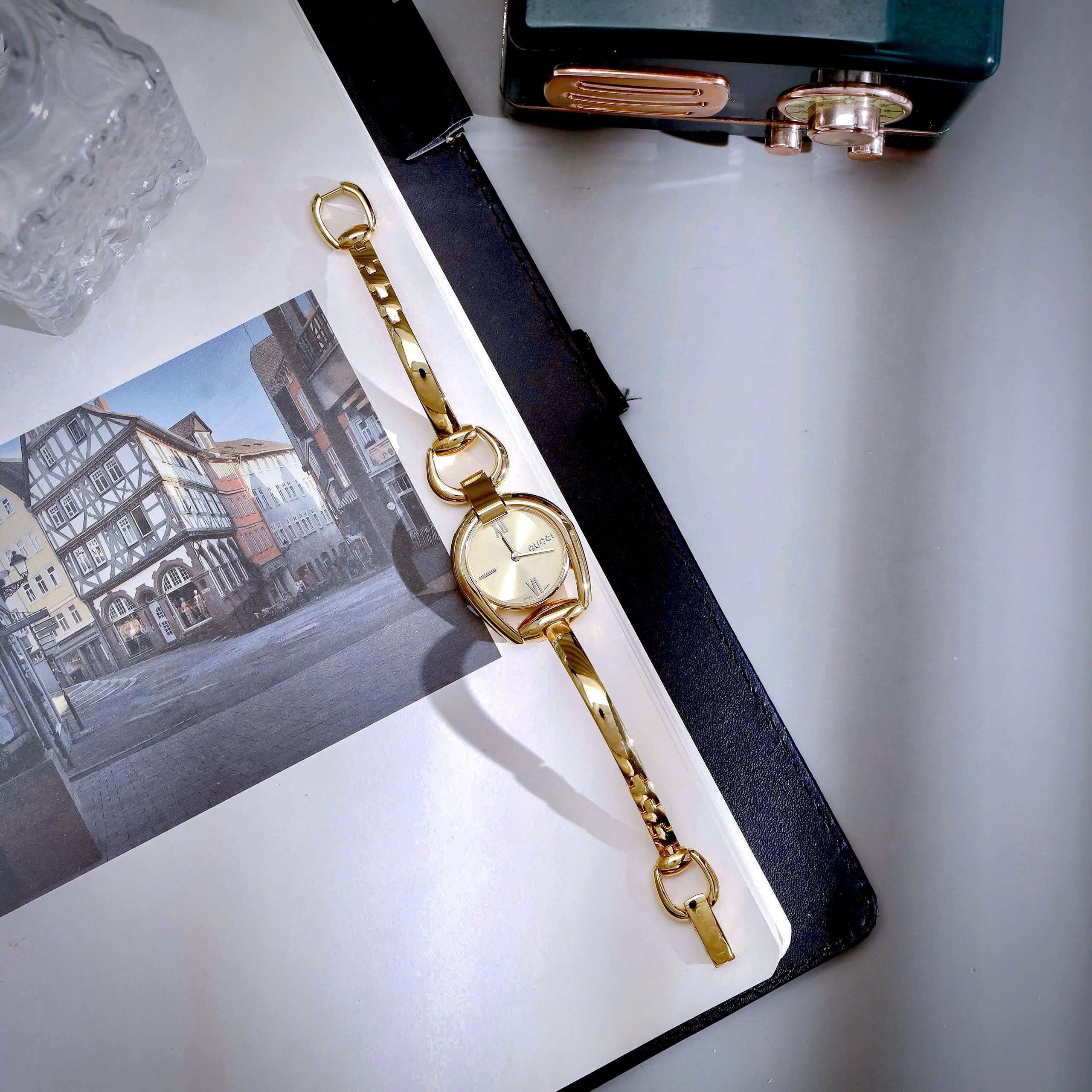 Đồng Hồ Gucci Horsebit Nữ Dạng Lắc Màu Vàng Super Fake Cao Cấp 28mm (5) Dong Ho Gucci Horsebit Nu Dang Lac Mau Vang Super Fake Cao Cap 28mm 5