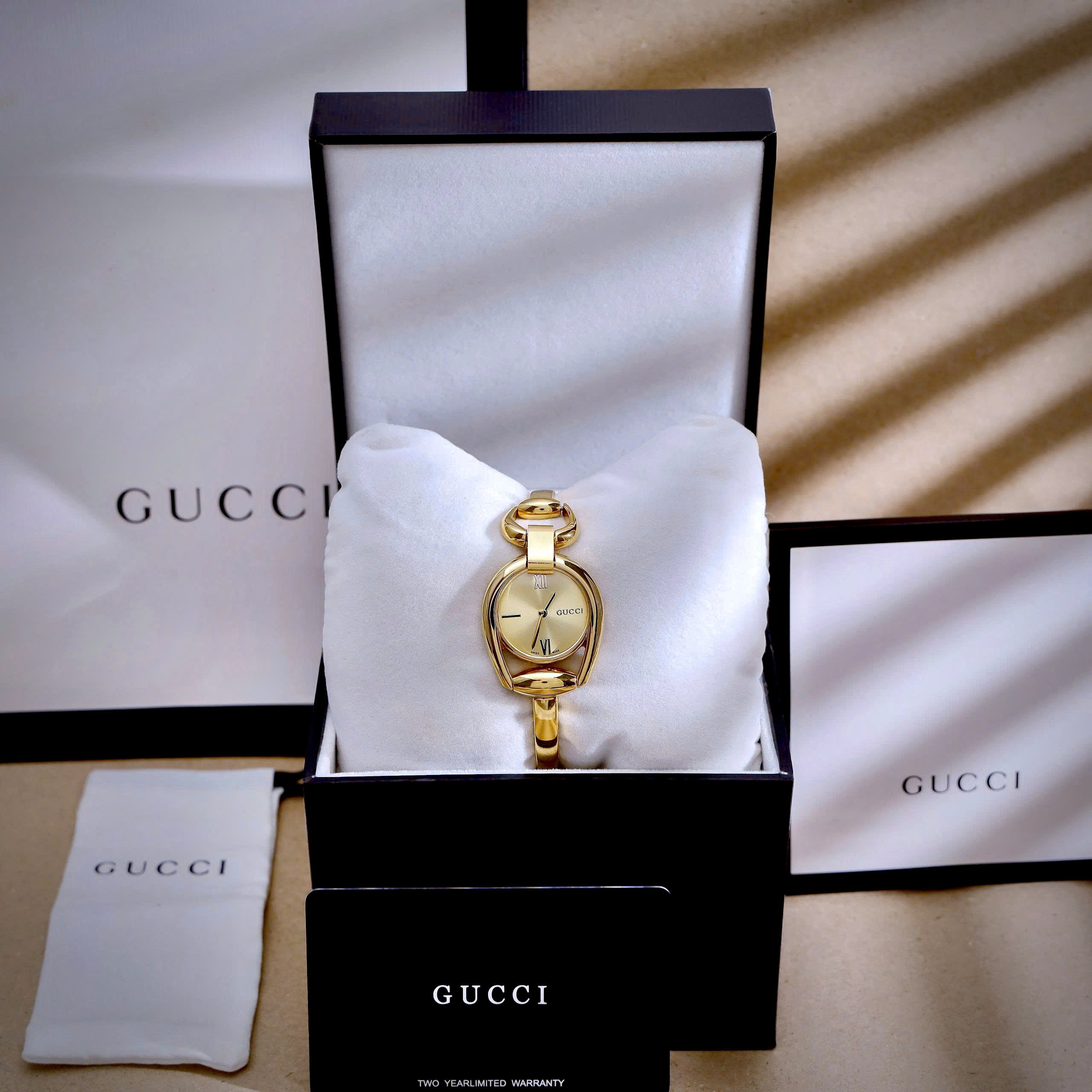 Đồng Hồ Gucci Horsebit Nữ Dạng Lắc Màu Vàng Super Fake Cao Cấp 28mm (7) Dong Ho Gucci Horsebit Nu Dang Lac Mau Vang Super Fake Cao Cap 28mm 7