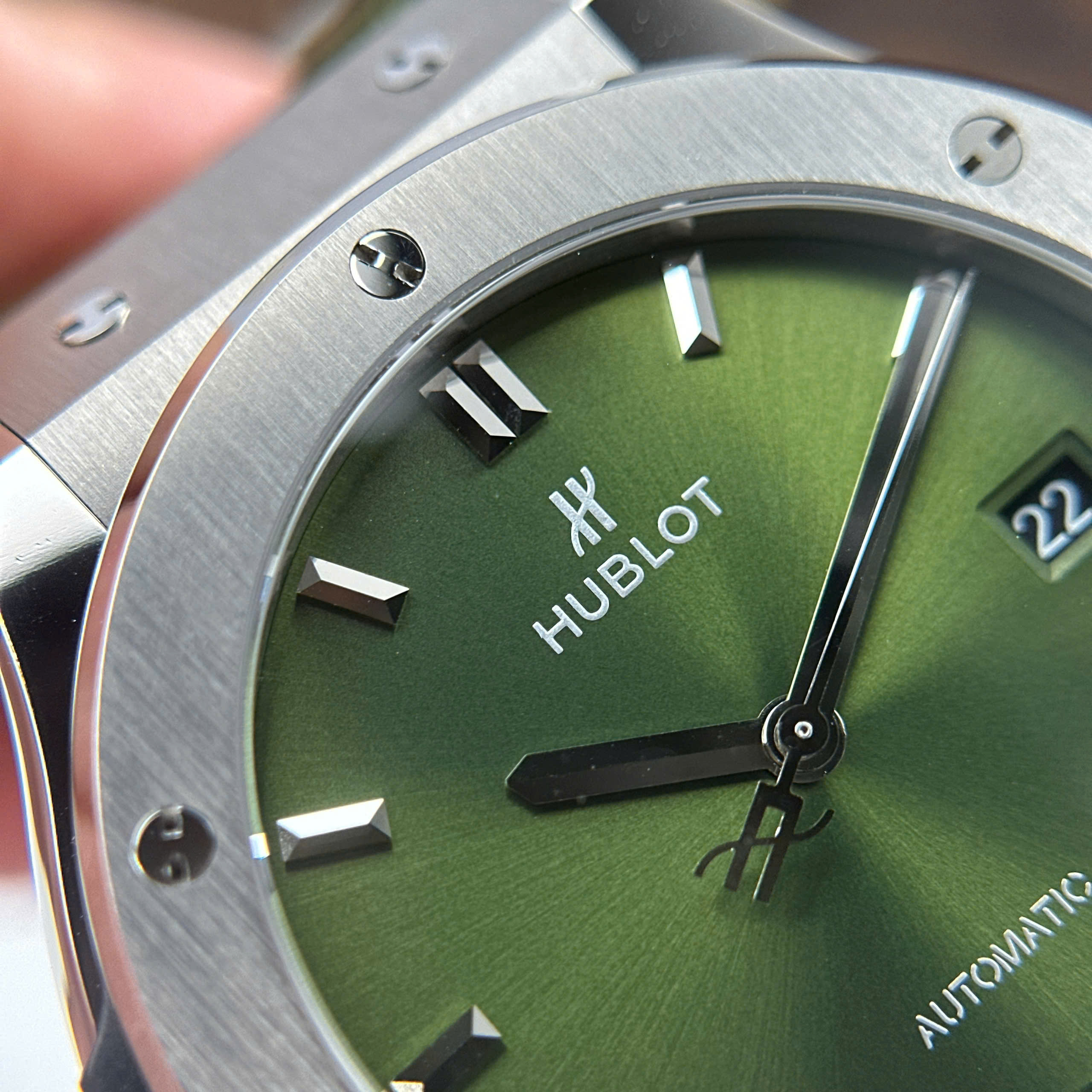 Đồng Hồ Hublot Classic Fusion Titanium Green Dial Chế Tác 85 Grams Xưởng JJZ 42mm (9) Dong Ho Hublot Classic Fusion Titanium Green Dial Che Tac 85 Grams Xuong JJZ 42mm 9