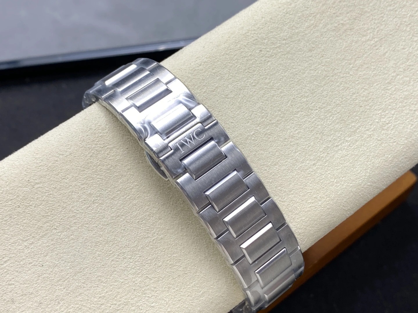 Đồng Hồ IWC Schaffhausen Ingenieur Replica Cao Cấp Nhất Nhà Máy V7 40mm (2) Đồng Hồ IWC Schaffhausen Ingenieur Replica Cao Cấp Nhất Nhà Máy V7 40mm (10)