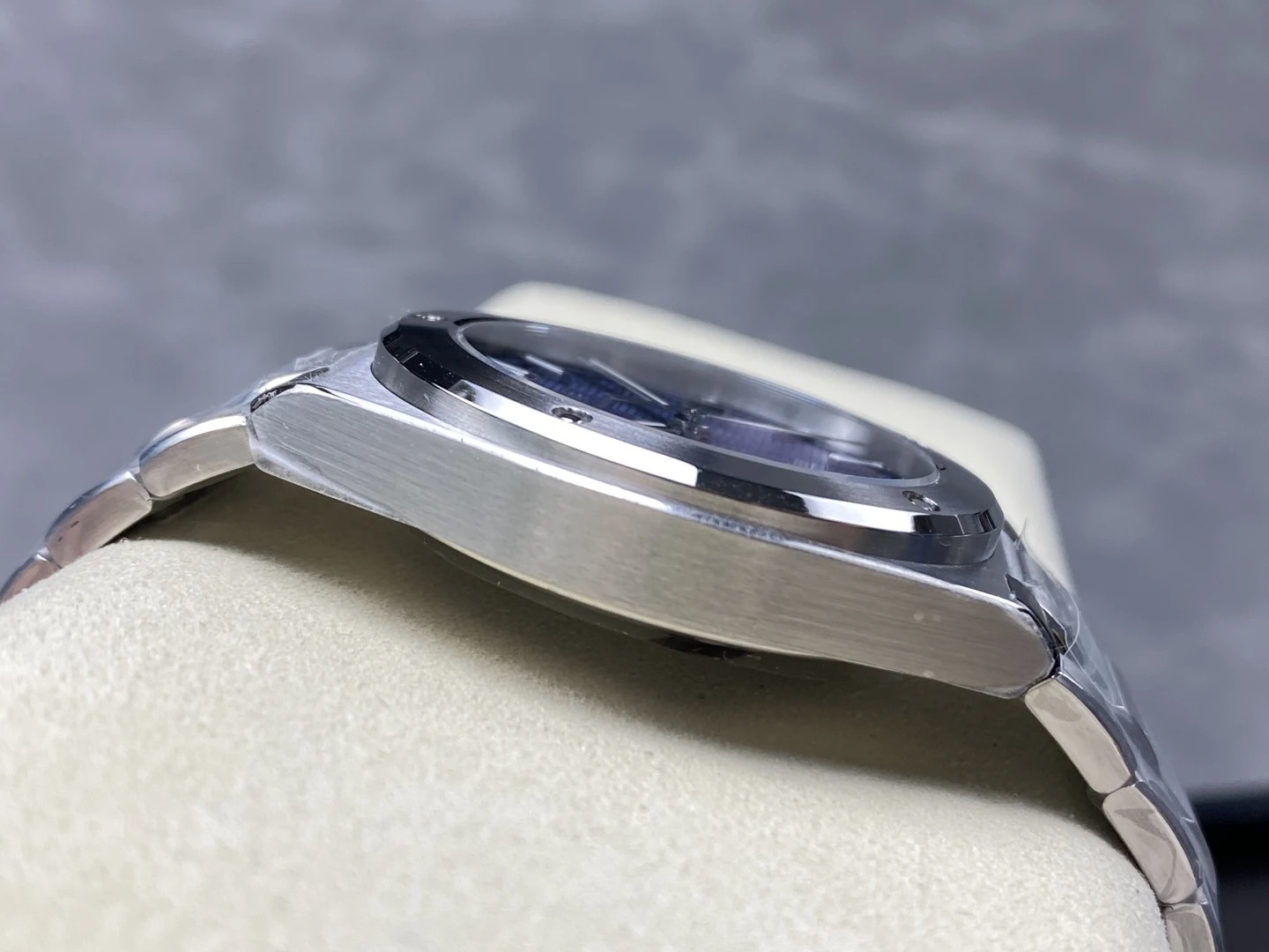 Đồng Hồ IWC Schaffhausen Ingenieur Replica Cao Cấp Nhất Nhà Máy V7 40mm (4) Dong Ho IWC Schaffhausen Ingenieur Replica Cao Cap Nhat Nha May V7 40mm 4