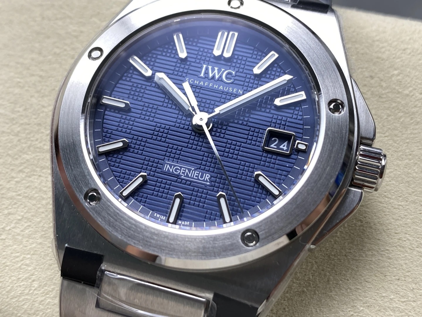 Đồng Hồ IWC Schaffhausen Ingenieur Replica Cao Cấp Nhất Nhà Máy V7 40mm (6) Đồng Hồ IWC Schaffhausen Ingenieur Replica Cao Cấp Nhất Nhà Máy V7 40mm (10)
