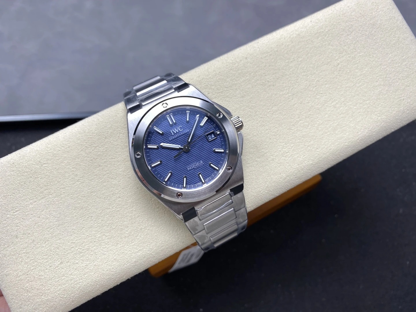 Đồng Hồ IWC Schaffhausen Ingenieur Replica Cao Cấp Nhất Nhà Máy V7 40mm (9) Đồng Hồ IWC Schaffhausen Ingenieur Replica Cao Cấp Nhất Nhà Máy V7 40mm (10)