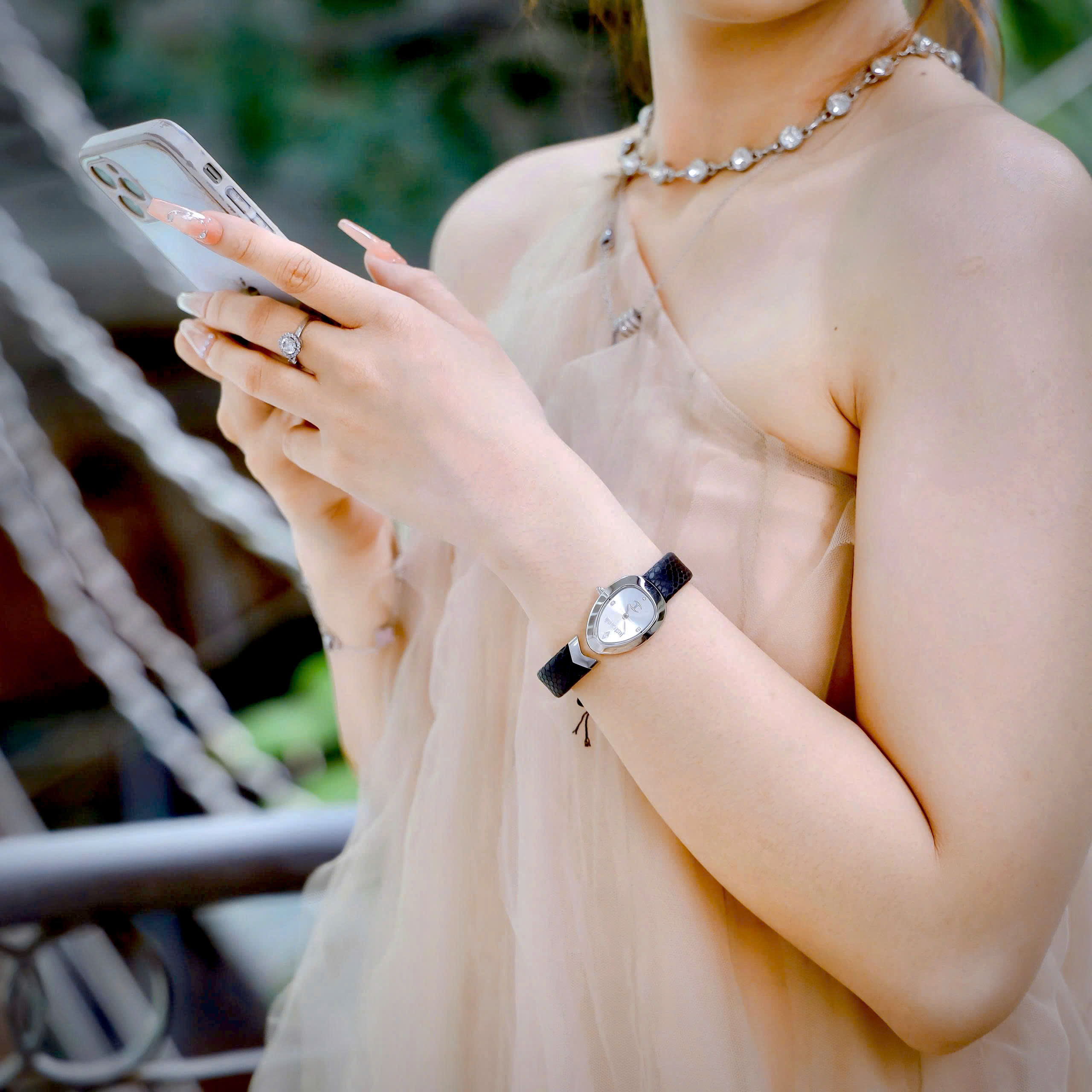 Đồng Hồ Just Cavalli Embellished Nữ Dây Da Màu Đen Like Auth Máy Pin 30mm (2) Đồng Hồ Just Cavalli Embellished Nữ Dây Da Màu Đen Like Auth Máy Pin 30mm (1)